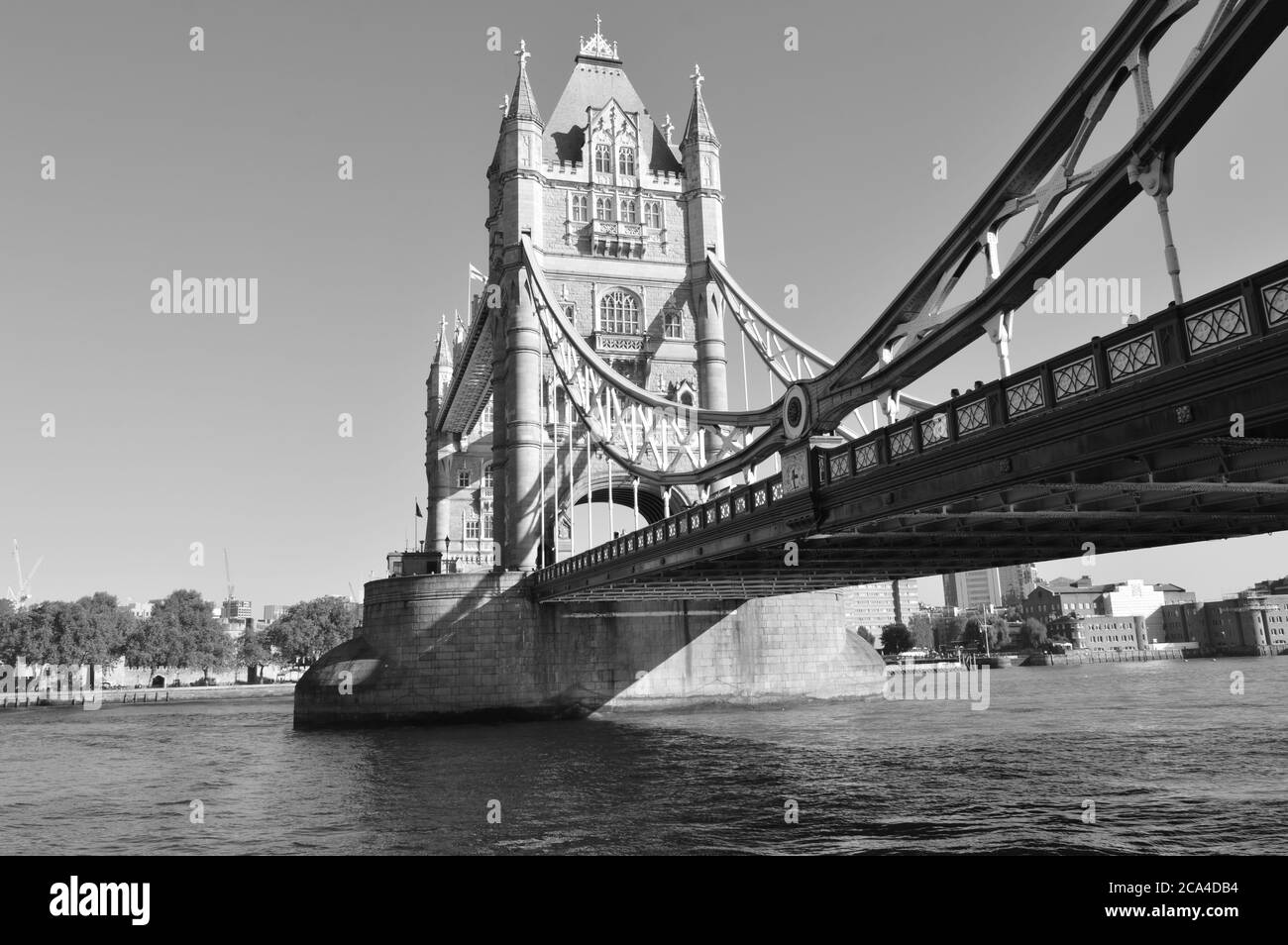 Photo en noir et blanc du pont de la tour de Londres depuis une extrémité inférieure avec le ciel comme arrière-plan Banque D'Images
