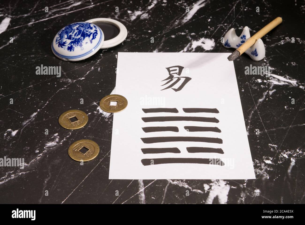 Gros plan d'un I Ching-moyens Book of changes-arrangement avec le 63ème hexagramme (après la complition) écrit avec une brosse à encre chinoise sur du papier de riz. T Banque D'Images