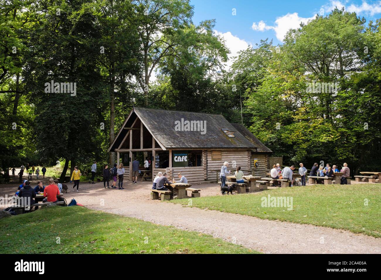 Personnes assises devant un café à Symonds Yat Rock, Symonds Yat East, Forest of Dean, Gloucestershire Herefordshire Border, Angleterre, Royaume-Uni, Grande-Bretagne Banque D'Images