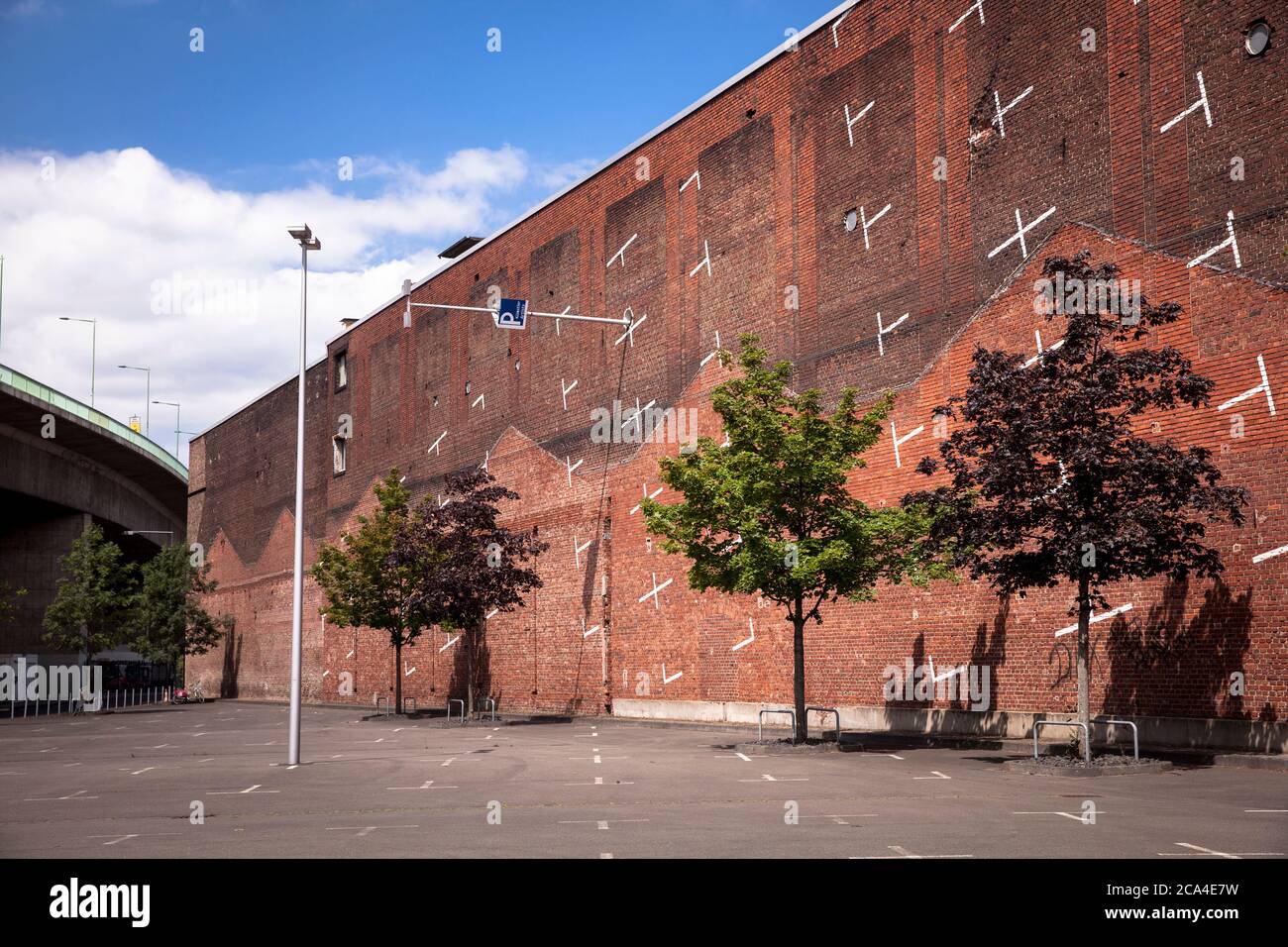 Parc de stationnement vertical peint du plan de projet architectural de Cologne sur un mur de briques près de la foire à Deutz, Cologne, Allemagne. Aufgemalter vertikal Banque D'Images