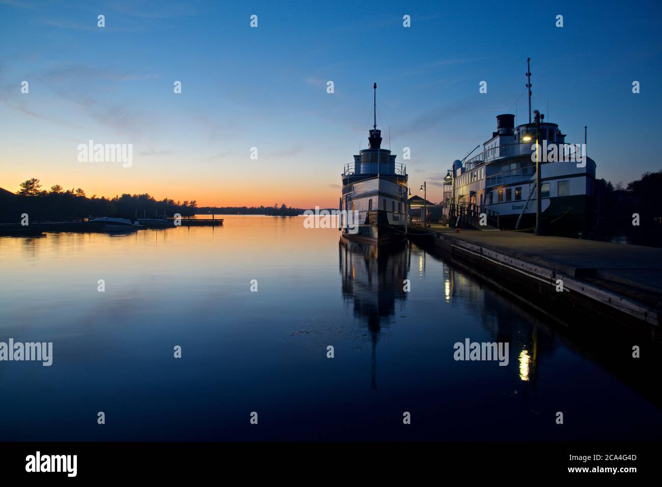Reflet de l'eau du bateau à vapeur dans la jetée au crépuscule Banque D'Images