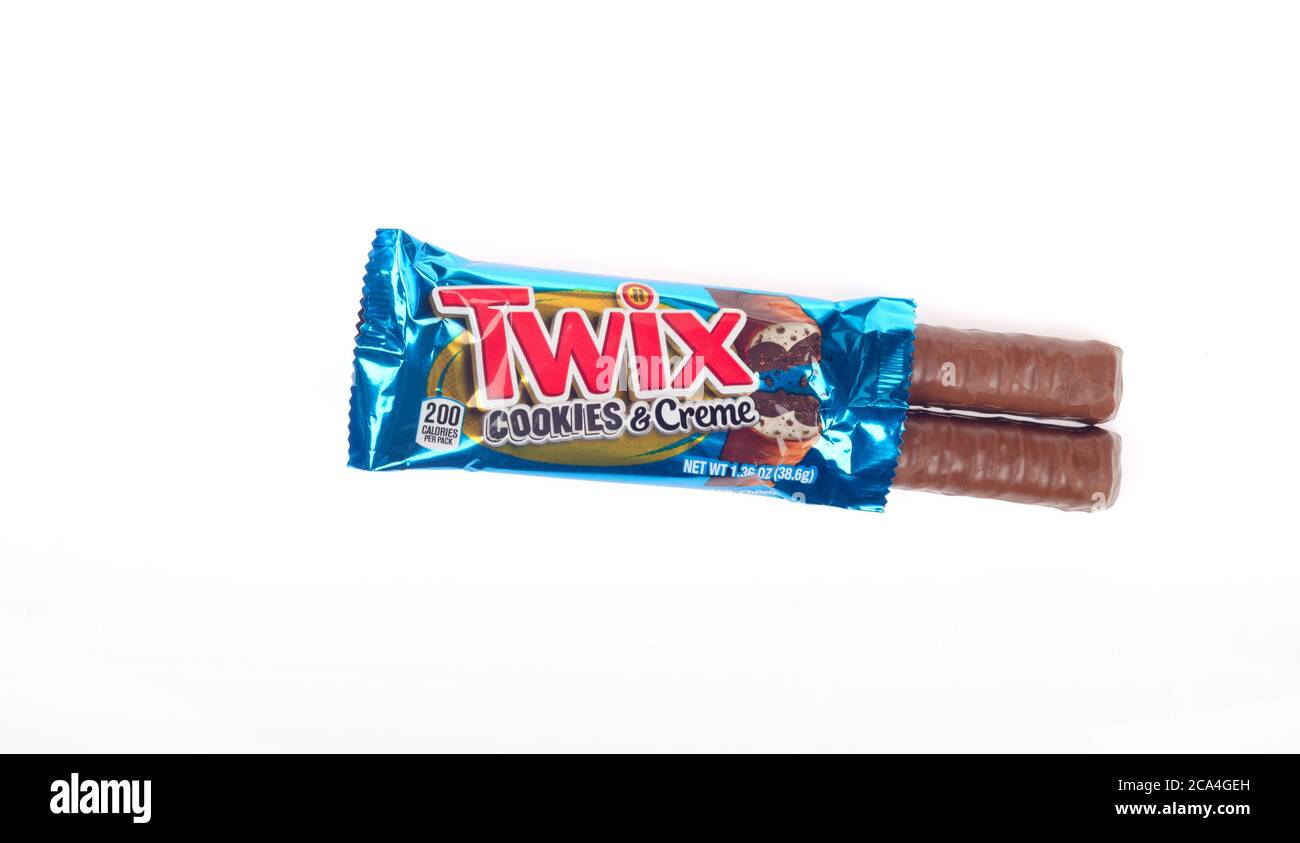 Twix cookies et crème cookie Candy Bar avec emballage ouvert montrant des barres enrobées de chocolat au lait Banque D'Images