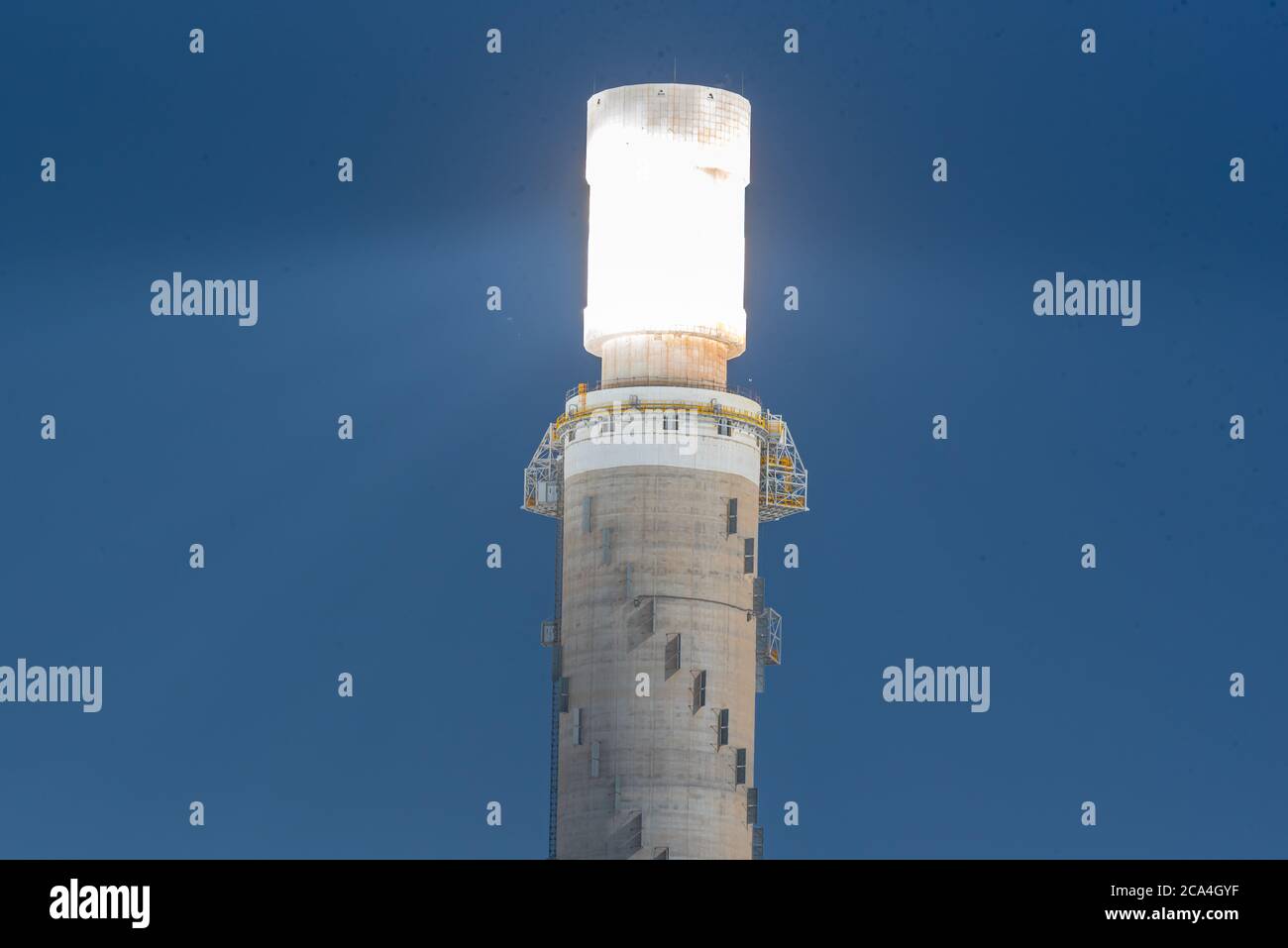 La station de collecte de la centrale solaire Ashalim est une centrale thermique solaire dans le désert du Negev, près du kibbutz Ashalim, en Israël. TH Banque D'Images