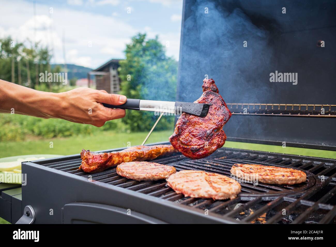 Barbecue à la maison avec charbon de bois dans l'arrière-cour pour griller  des steaks et d'autres viandes pour le régime de carnivore Photo Stock -  Alamy