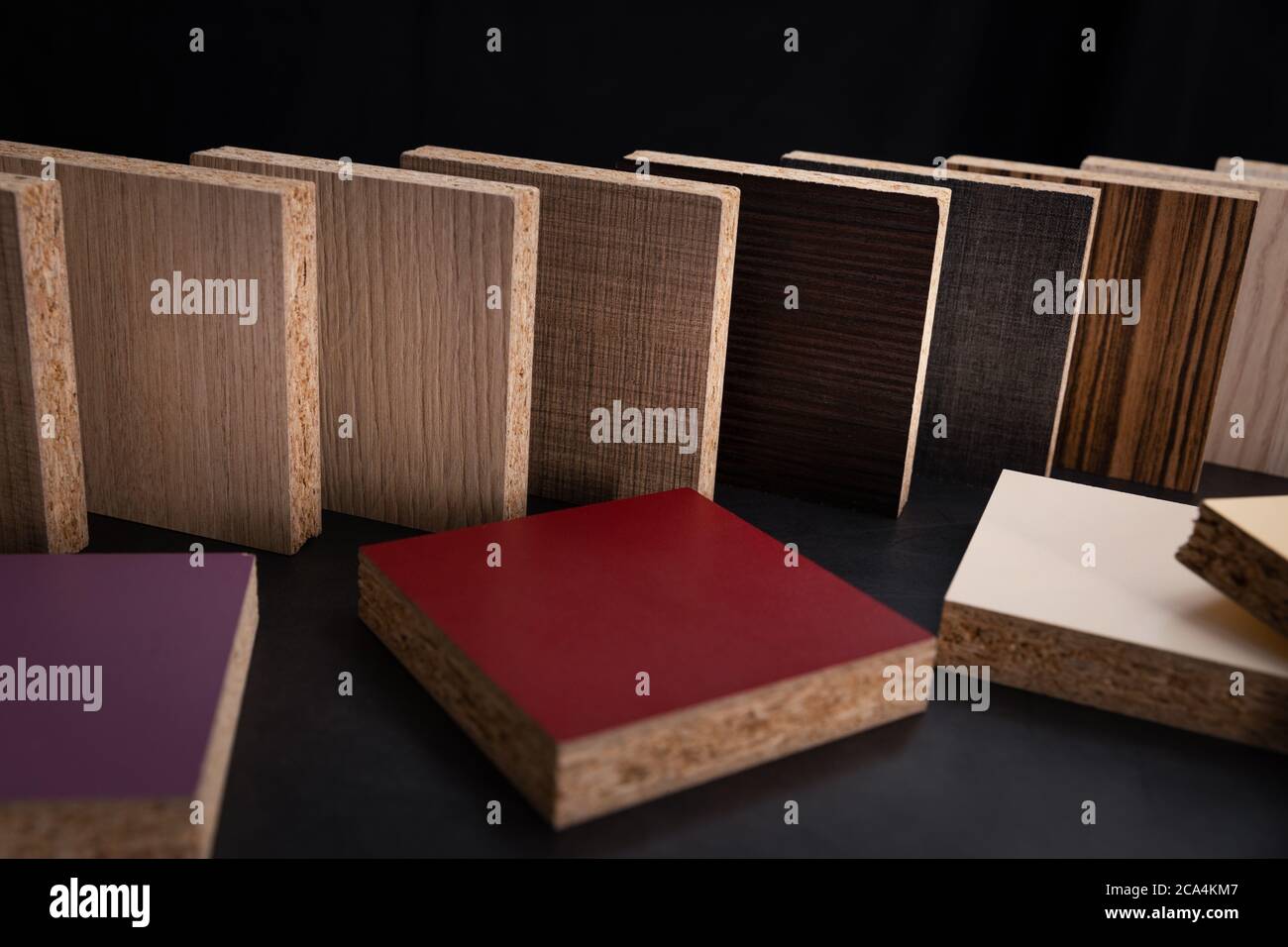 échantillons de matériaux de meubles stratifiés en carton aggloméré sur  fond noir. bannière Photo Stock - Alamy