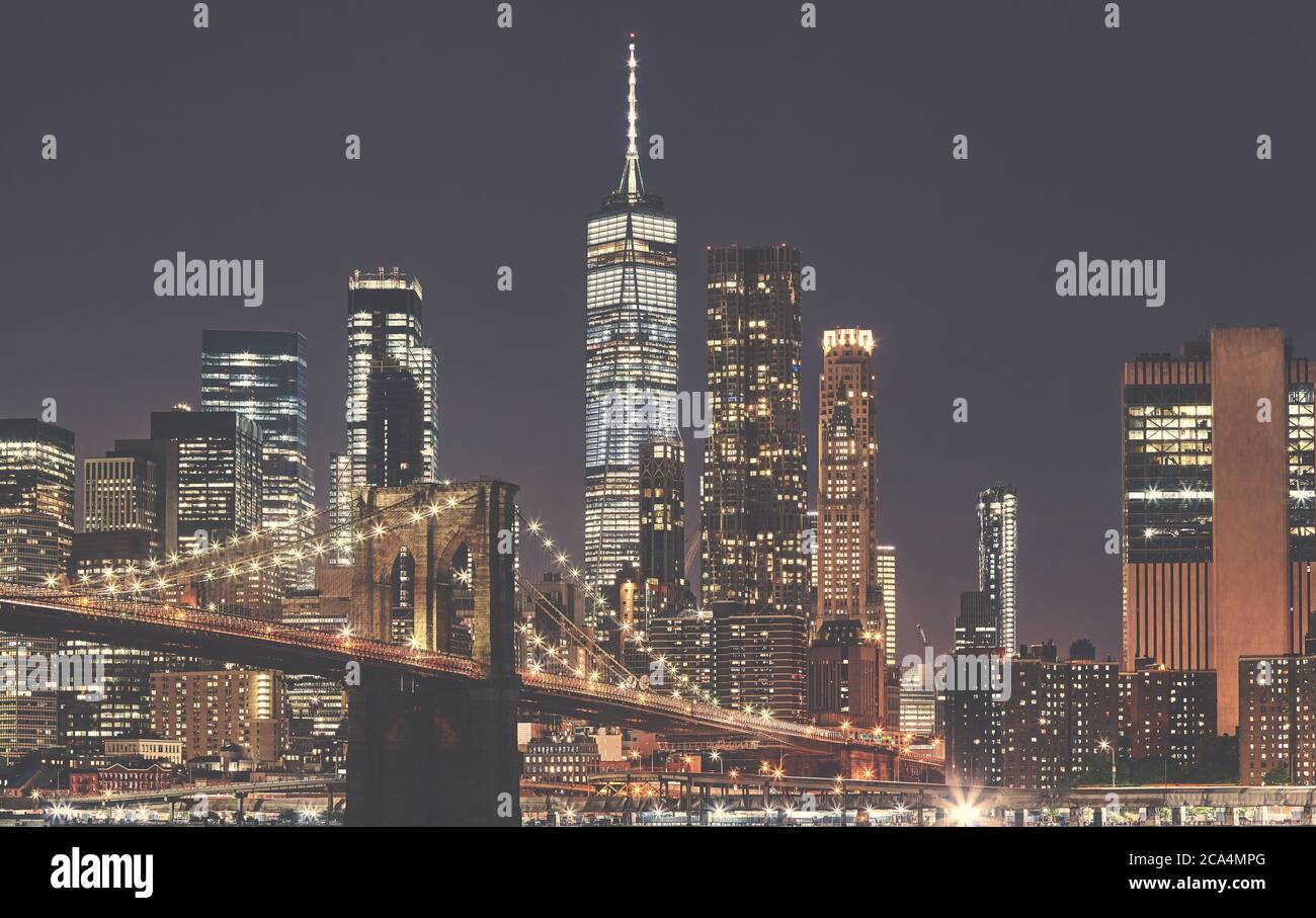 Pont de Brooklyn et horizon de Manhattan la nuit, image décolorée aux couleurs, États-Unis. Banque D'Images