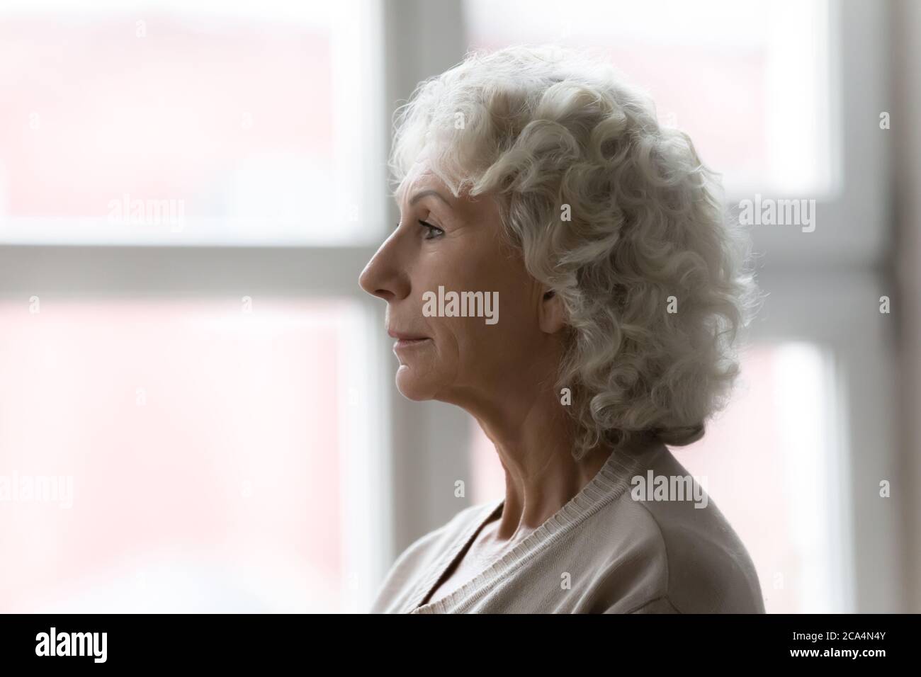 Vue latérale du visage de la femme âgée sérieuse cheveux gris Banque D'Images