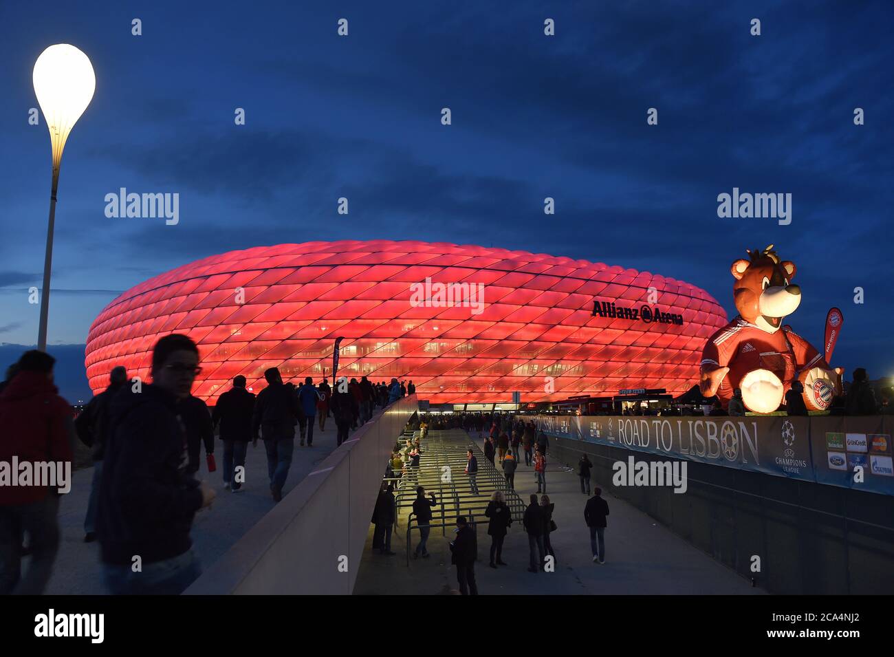 Munich, Allemagne. 04e août 2020. Interdiction d'alcool et pas de salle debout DFL veut ramener les spectateurs au stade. Archive photo: Esplanade à l'ALLIANZ ARENA, sombre dans le ciel du soir, rouge éclatant. Stade, ambiance nocturne, rouge vif, illuminé, tir extérieur, FC Bayern Munich.-Manchester United 3-1. Ligue des champions de football, quart de finale le 9 avril 2014. Â | utilisation dans le monde crédit: dpa/Alay Live News Banque D'Images