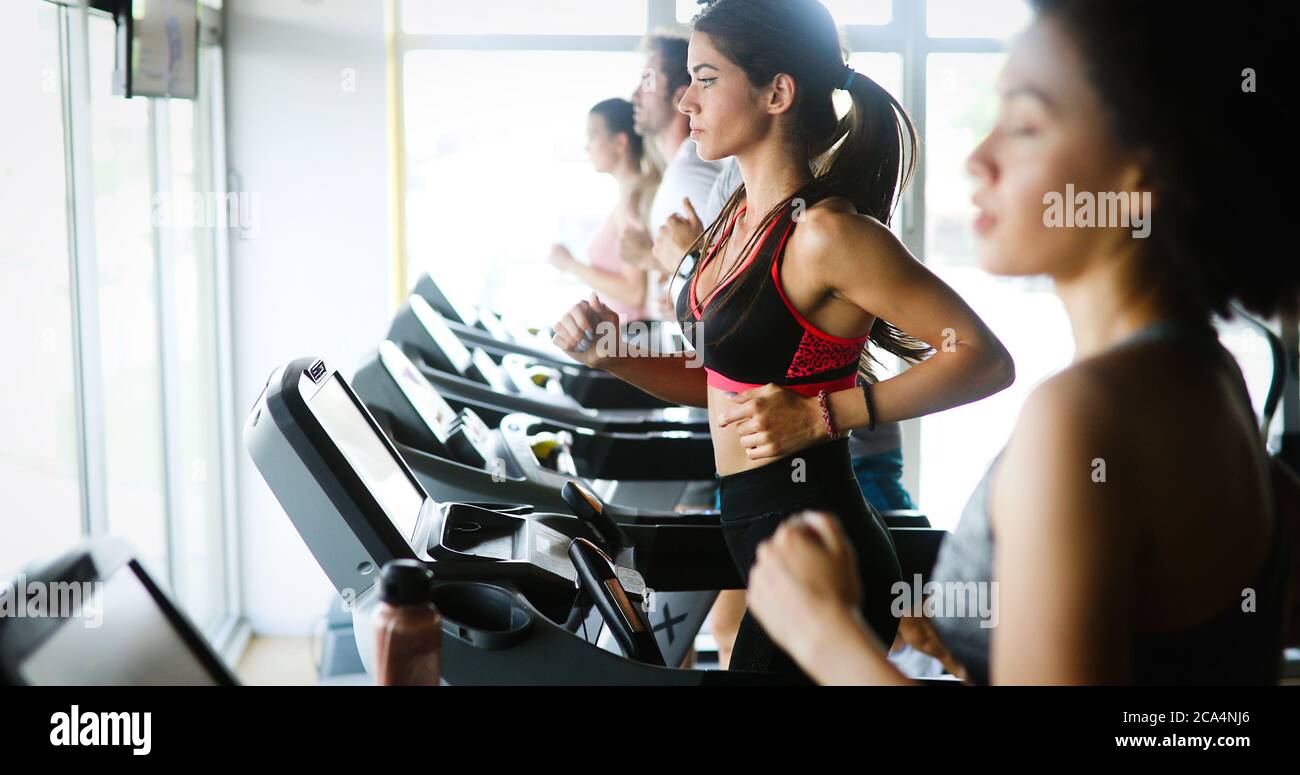 Groupe d'amis de personnes en bonne santé bon entraînement cardio en salle de sport Banque D'Images