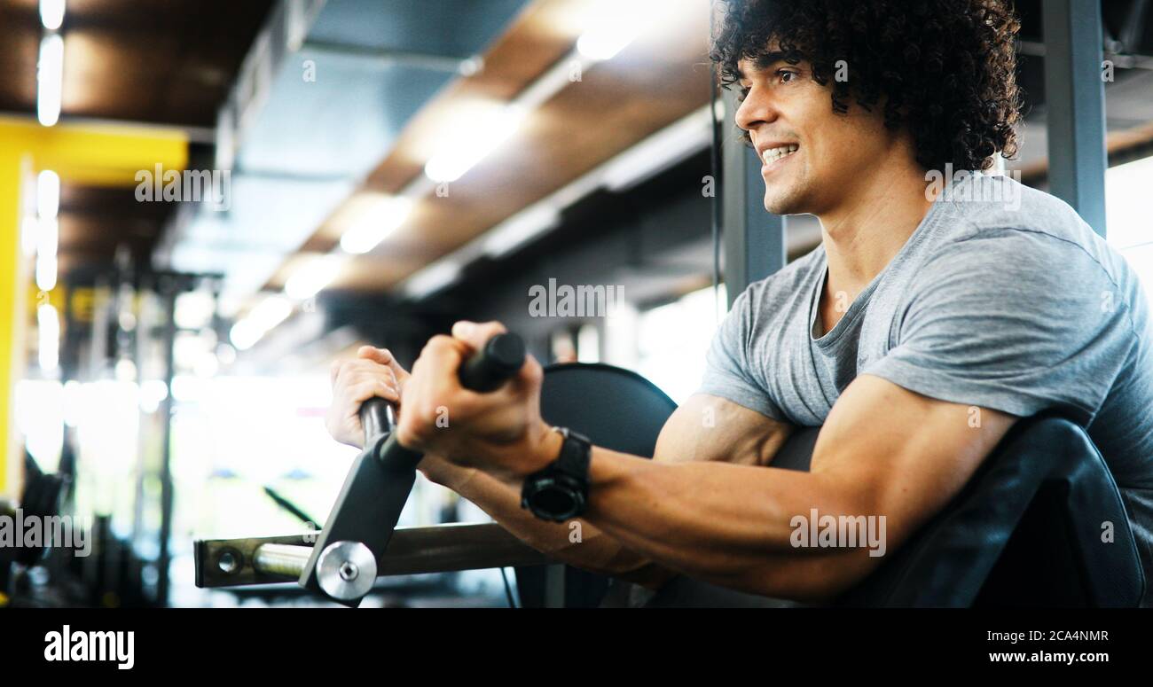 L'homme travaillant sur sport en faisant des exercices avec haltères à biceps Banque D'Images