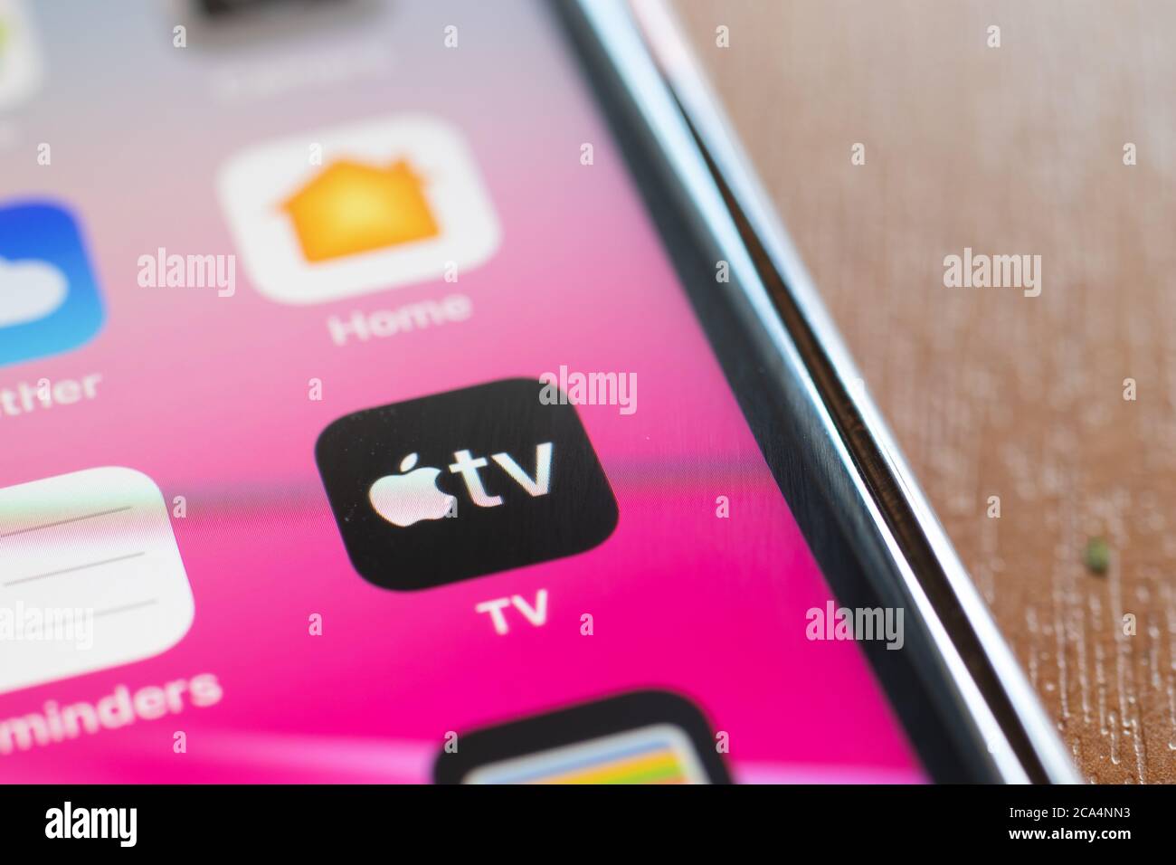 Moscou, Russie - 1er juin 2020 : gros plan sur l'icône du logo de l'application Apple TV , montage illustratif Banque D'Images