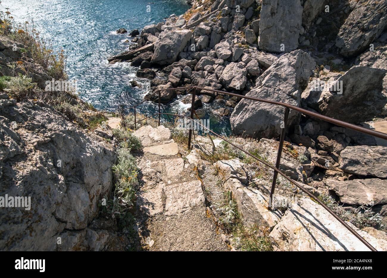 Marches en pierre menant de la montagne à la mer dedans Crimée Banque D'Images