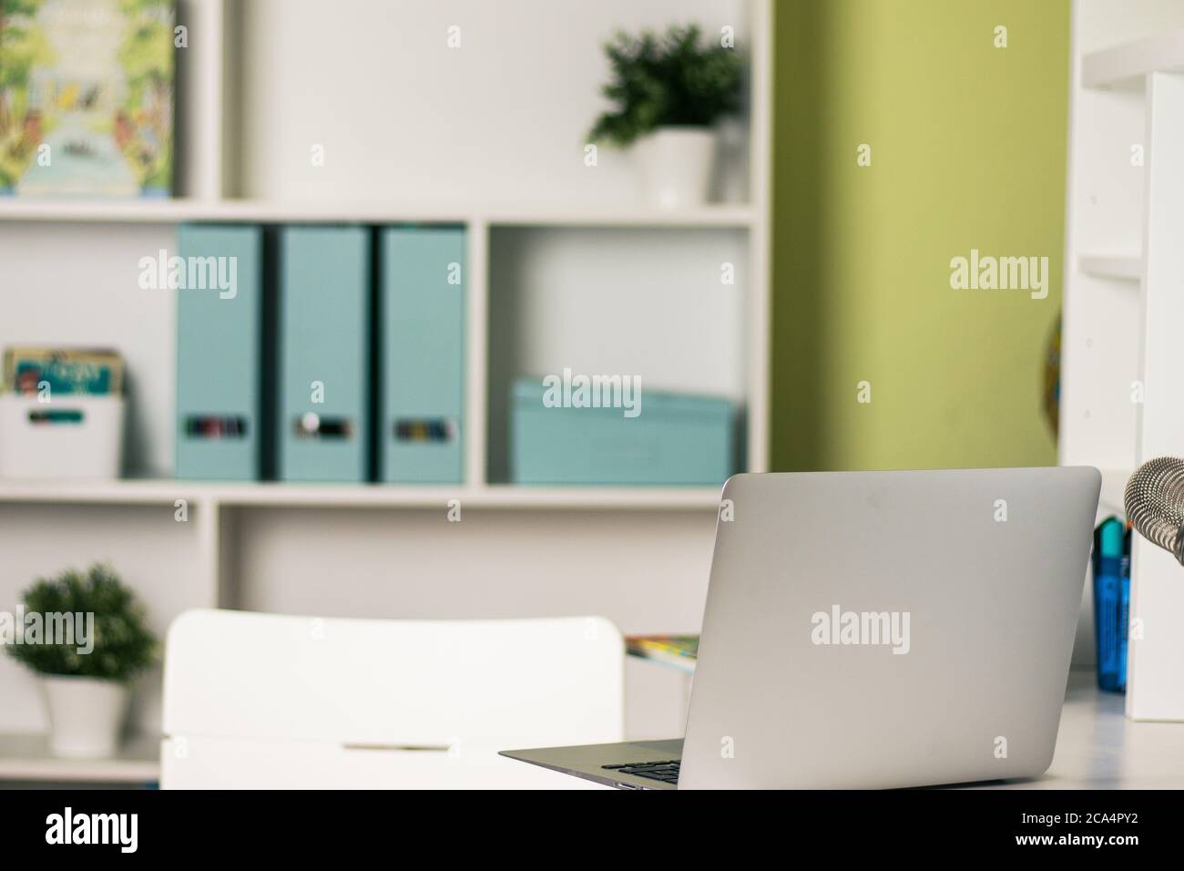 Bureau avec ordinateur portable sur table. Espace de travail sans personne. Espace de copie avec arrière-plan flou Banque D'Images