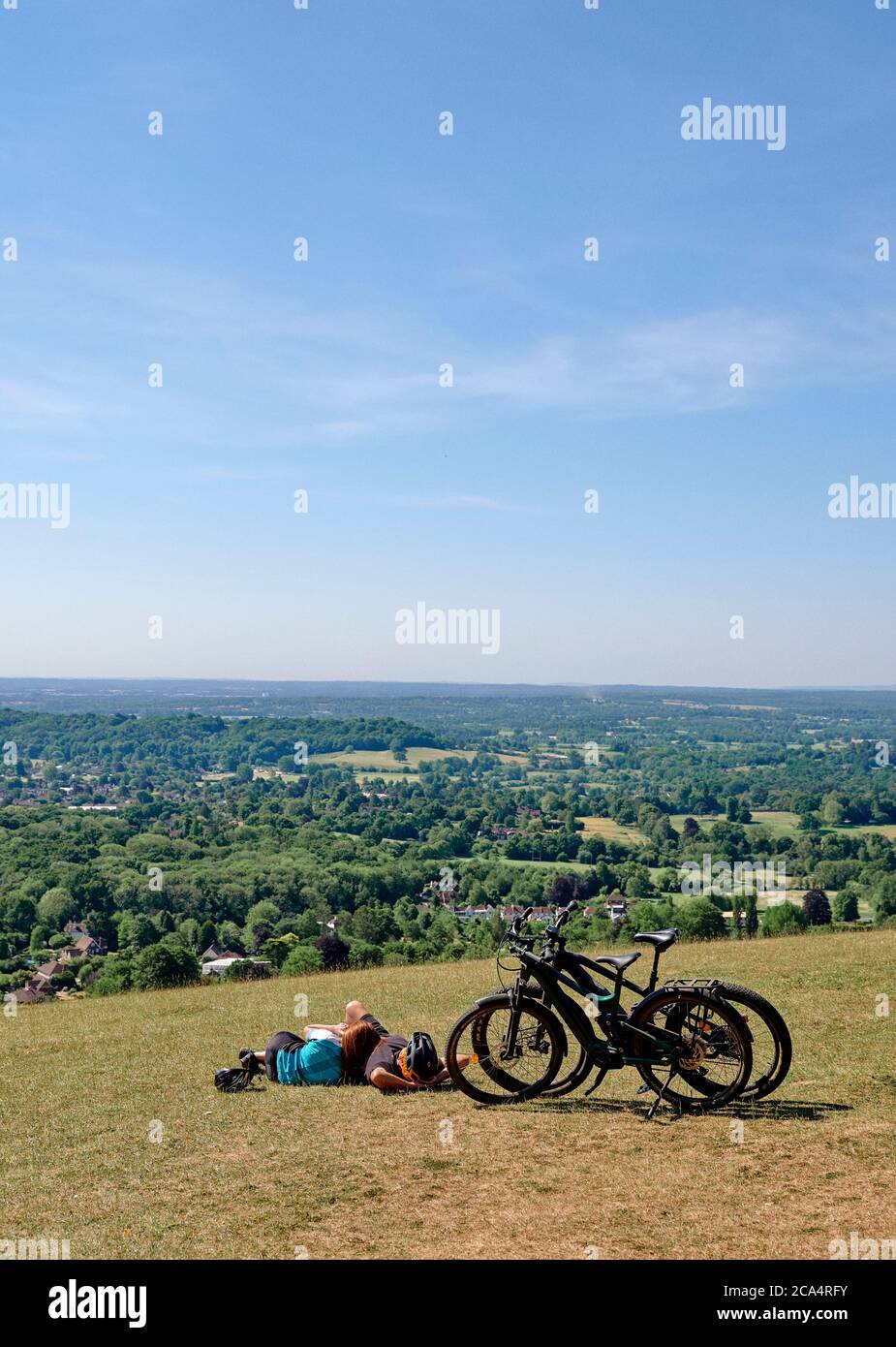 Les cyclistes se détendent sur North Downs Way - UN jour d'été au sommet de Reigate Hill / Colley Hill sur les North Downs au-dessus de Reigate à Surrey, Angleterre, Royaume-Uni 2020. Banque D'Images