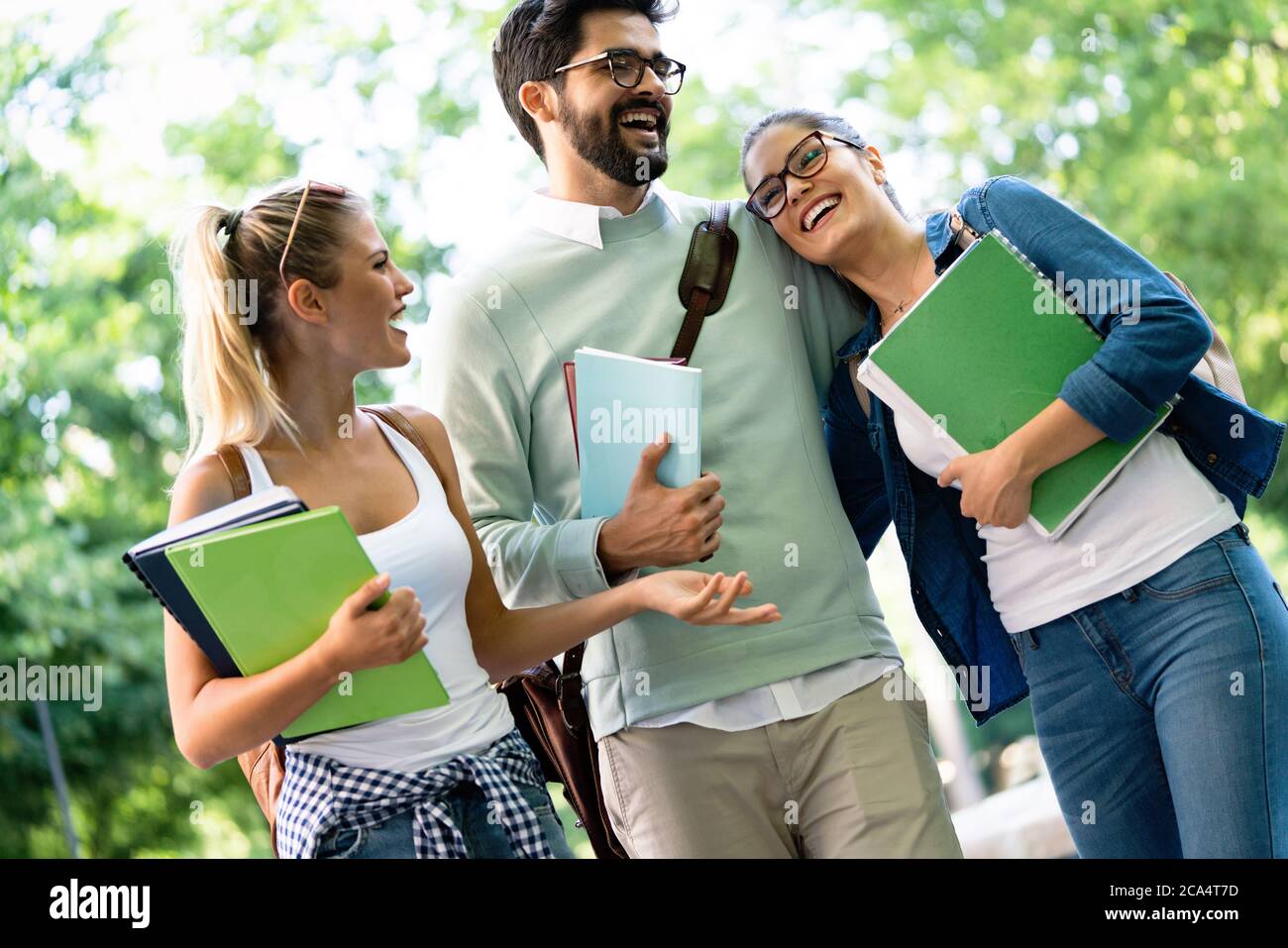 Concept d'éducation, de campus, d'amitié et de personnes. Groupe d'étudiants heureux en plein air Banque D'Images
