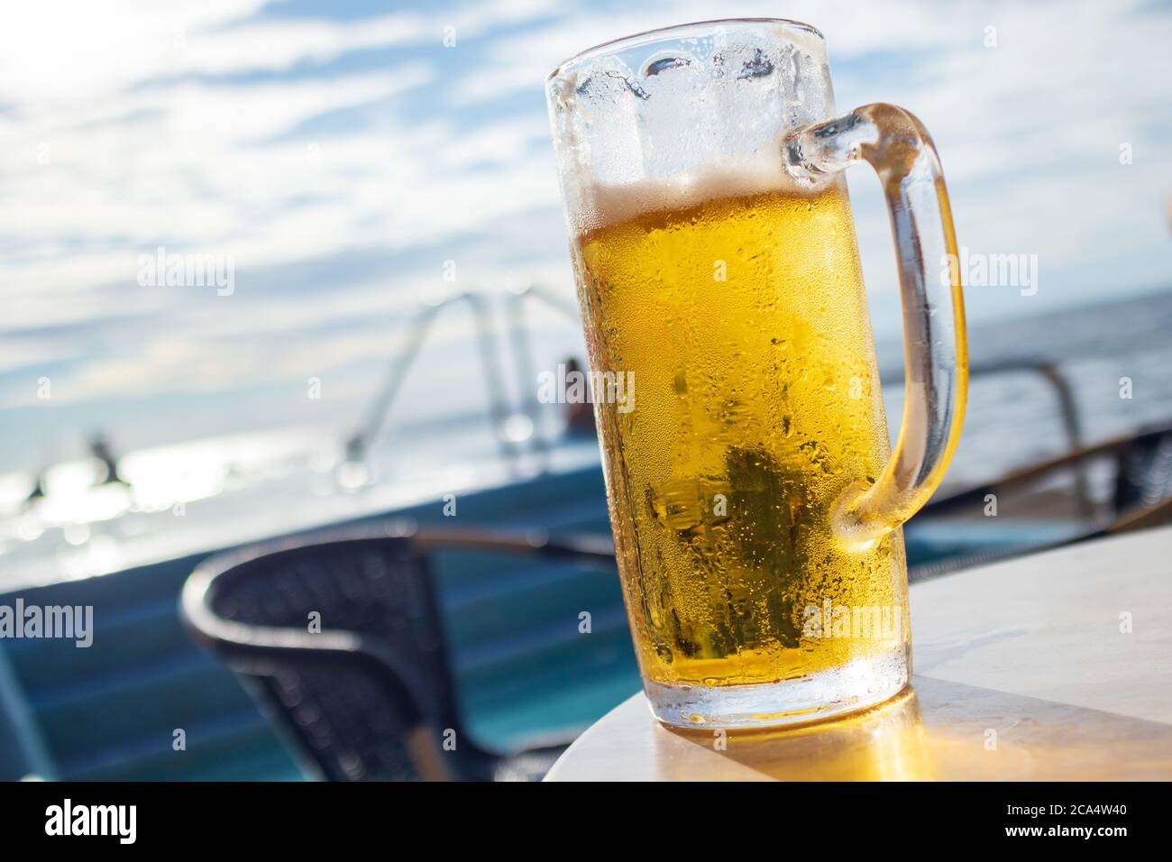 Bière froide sur une plage en grand verre Banque D'Images
