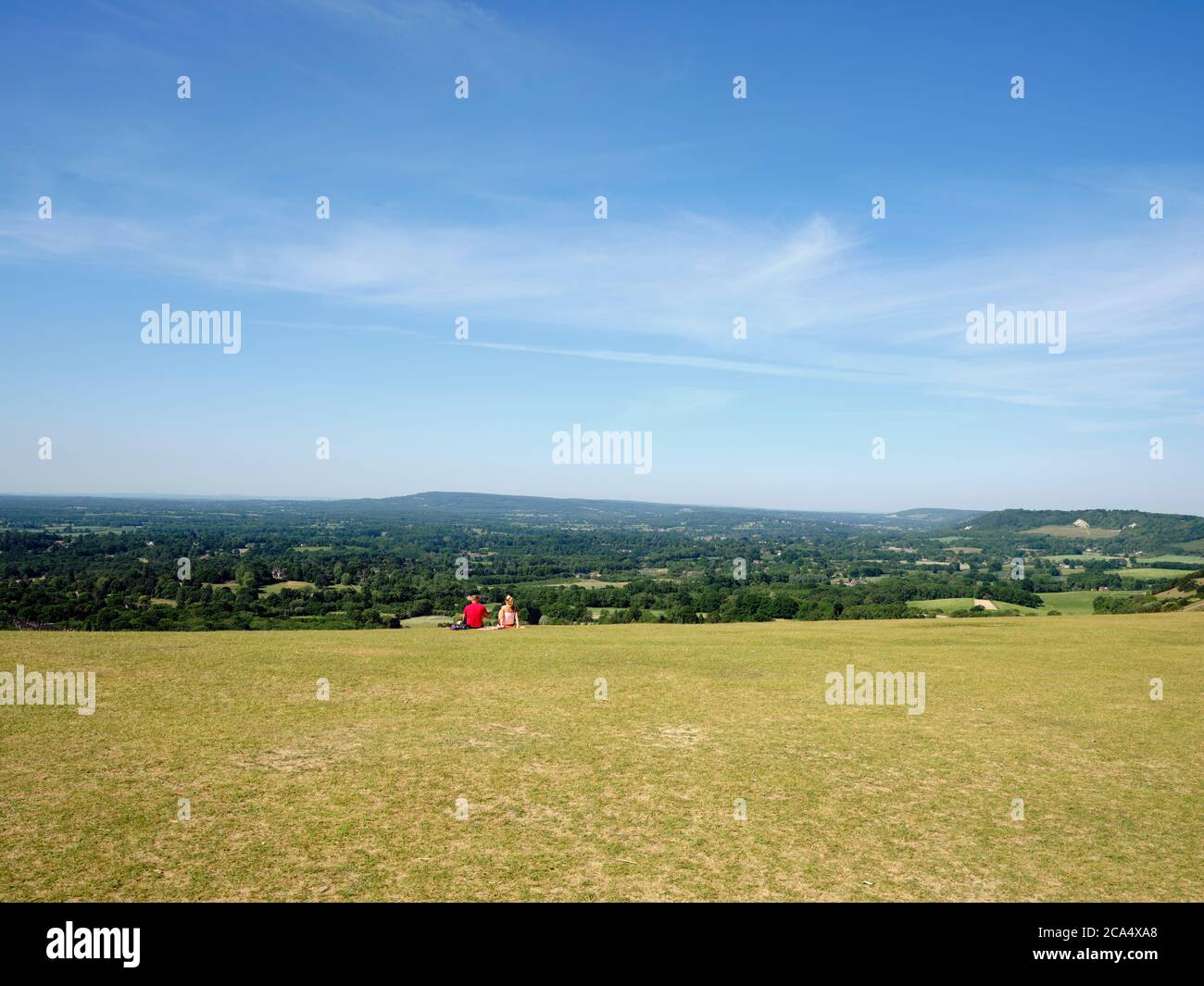 Un pique-nique le jour de l'été assis au sommet de Reigate Hill / Colley Hill sur les North Downs au-dessus de Reigate dans Surrey Angleterre Royaume-Uni 2020. Banque D'Images