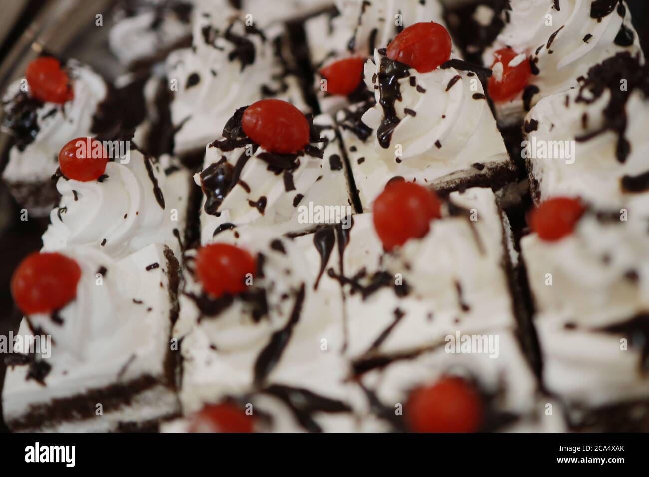 Gateau De Mariage Indien Avec Roses Et Beignets Beau Gateau De Mariage Dans Les Styles Romantiques Photo Stock Alamy