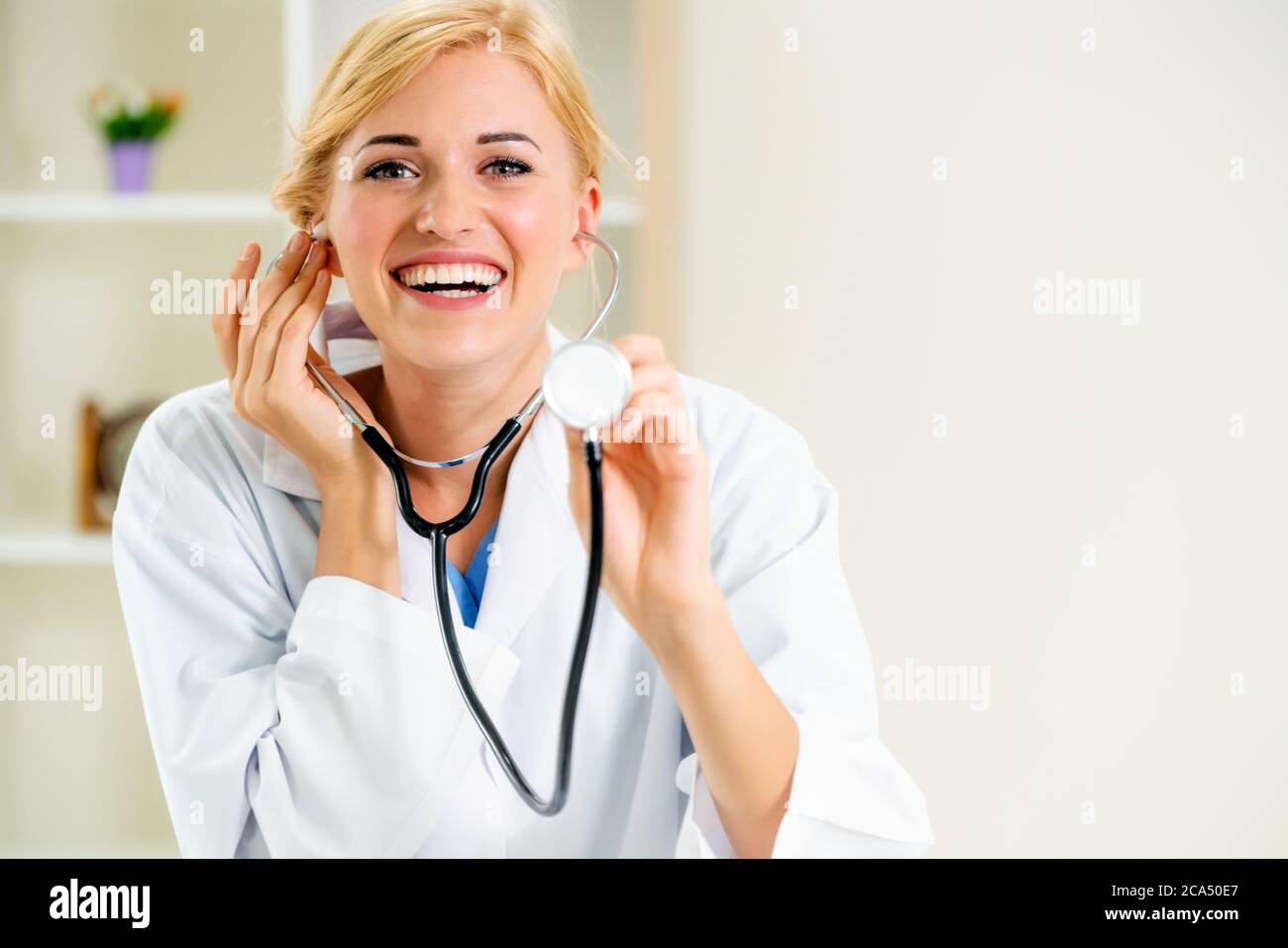 Femme médecin pointant le stéthoscope à l'espace vide. Banque D'Images