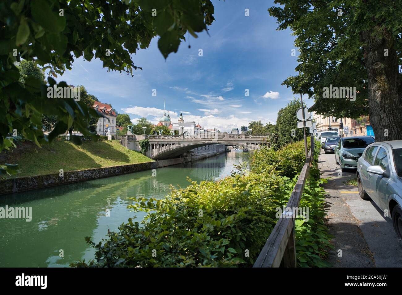 Erbringung in der Altstadt von Ljubljana (Slowenien) mit Fluss Ljubljana und Blick auf Dom, Markthallen und Promenade Banque D'Images