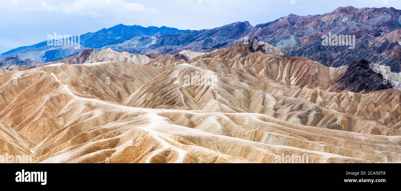 Vue sur les collines de Badland à Zabriskie point, parc national de la Vallée de la mort, Californie, États-Unis Banque D'Images