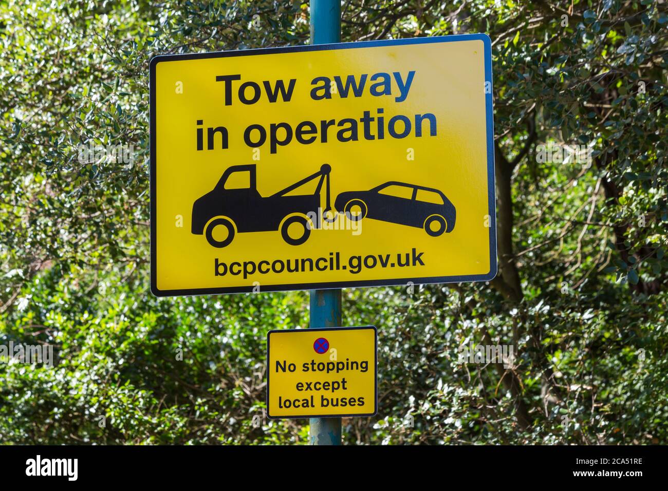Remorquage en fonctionnement et pas d'arrêt, à l'exception de la signalisation des bus locaux, des panneaux routiers à Bournemouth, Dorset UK en août Banque D'Images Remorquage en fonctionnement et pas d'arrêt, à l'exception de la signalisation des bus locaux, des panneaux routiers à Bournemouth, Dorset UK en août Banque D'Images