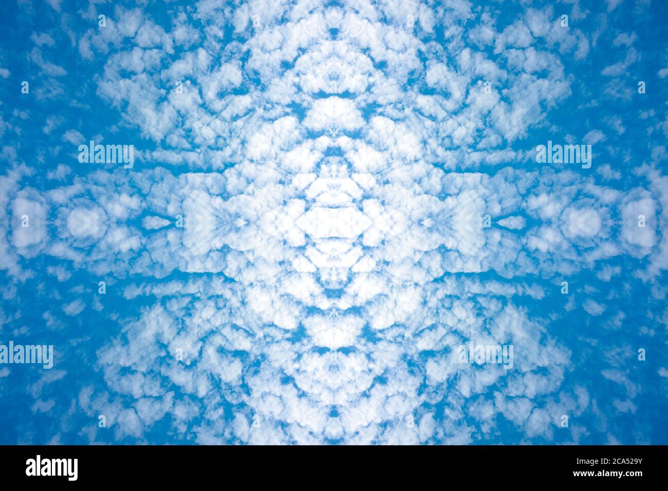 Ciel bleu et nuages moelleux (Cirrocumulus) sur la texture de fond de la nature Banque D'Images