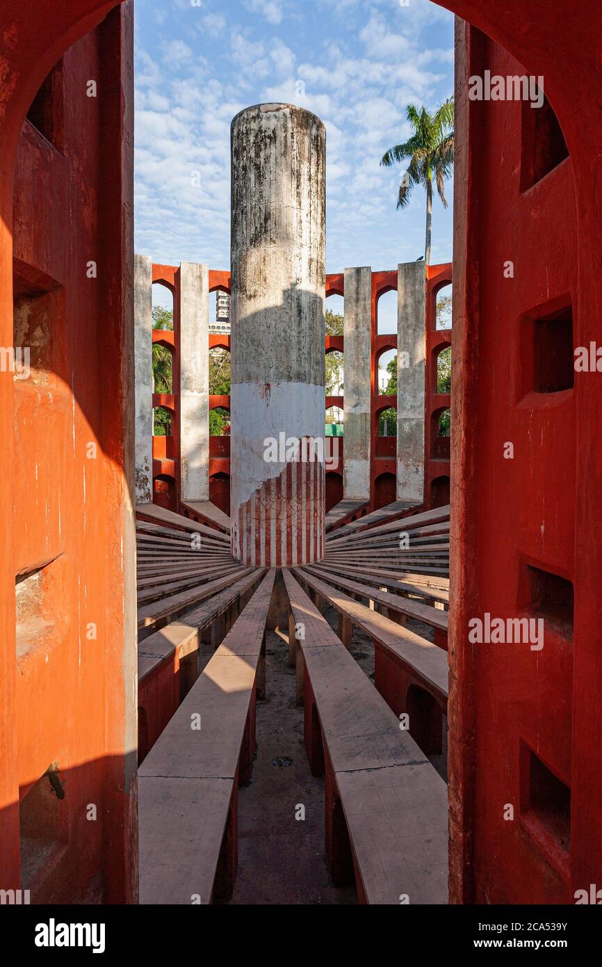 Jantar Mantar - instruments d'astronomie architecturale à New Delhi construits par Maharaja Jai Singh II de Jaipur, Inde Banque D'Images