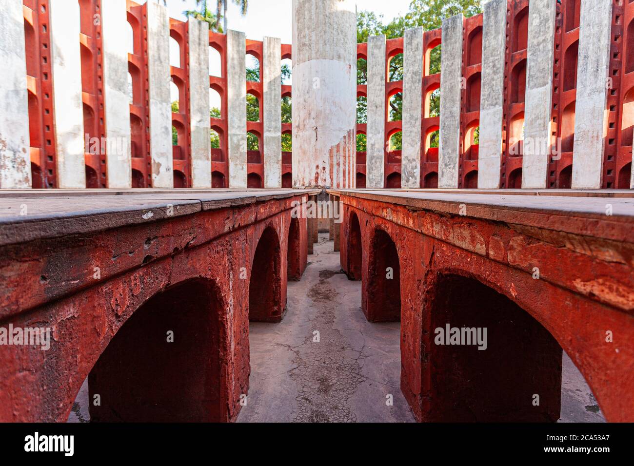 Jantar Mantar - instruments d'astronomie architecturale à New Delhi construits par Maharaja Jai Singh II de Jaipur, Inde Banque D'Images