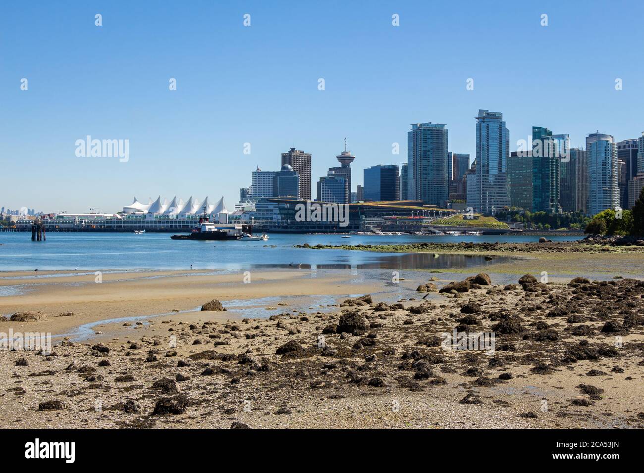 Le Vancouver Skyline et Canada place à marée basse du parc Stanley en été Banque D'Images