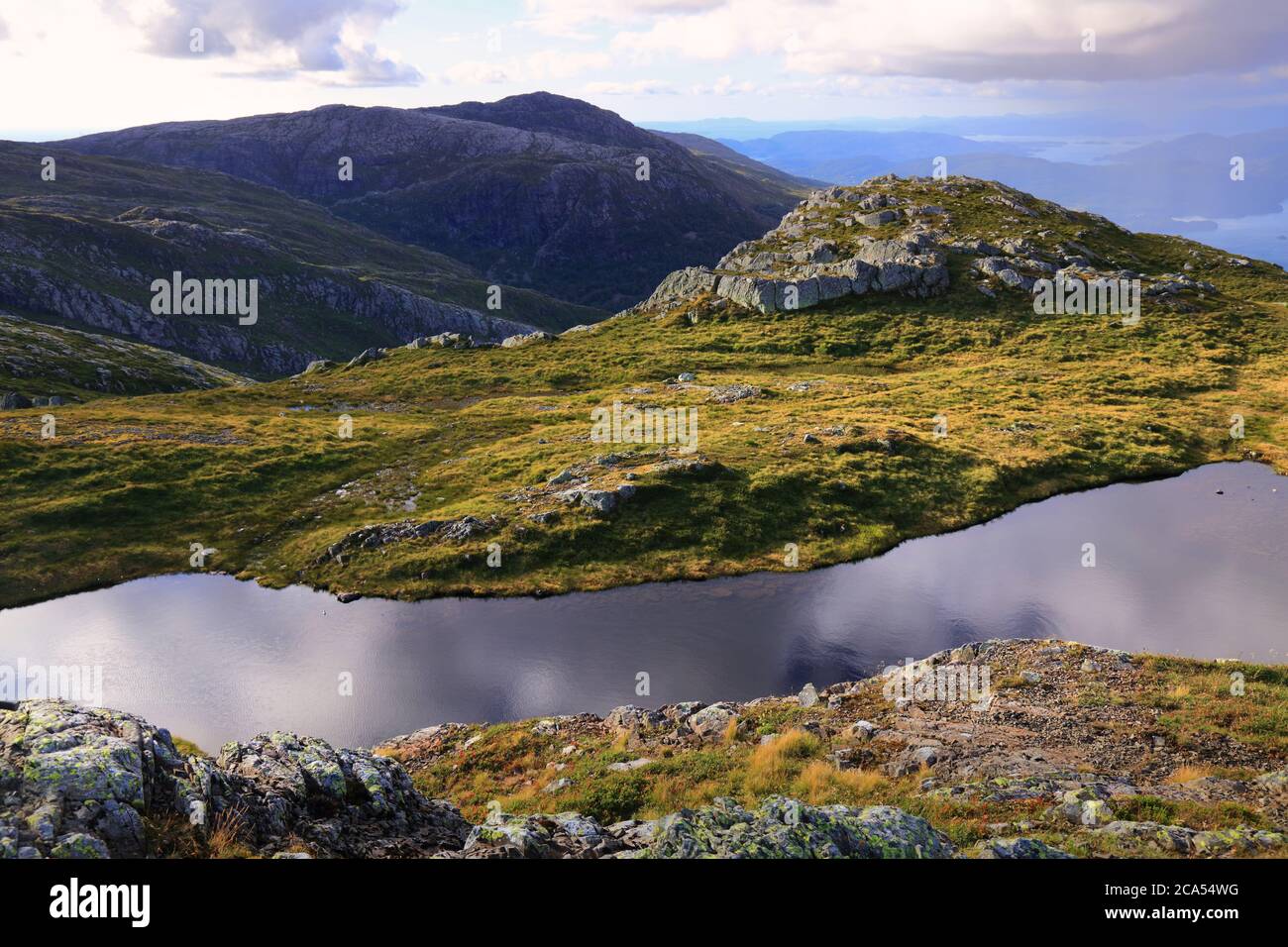 Paysage de l'île Stord en Norvège. Vue sur la montagne de Kattnakken. Banque D'Images