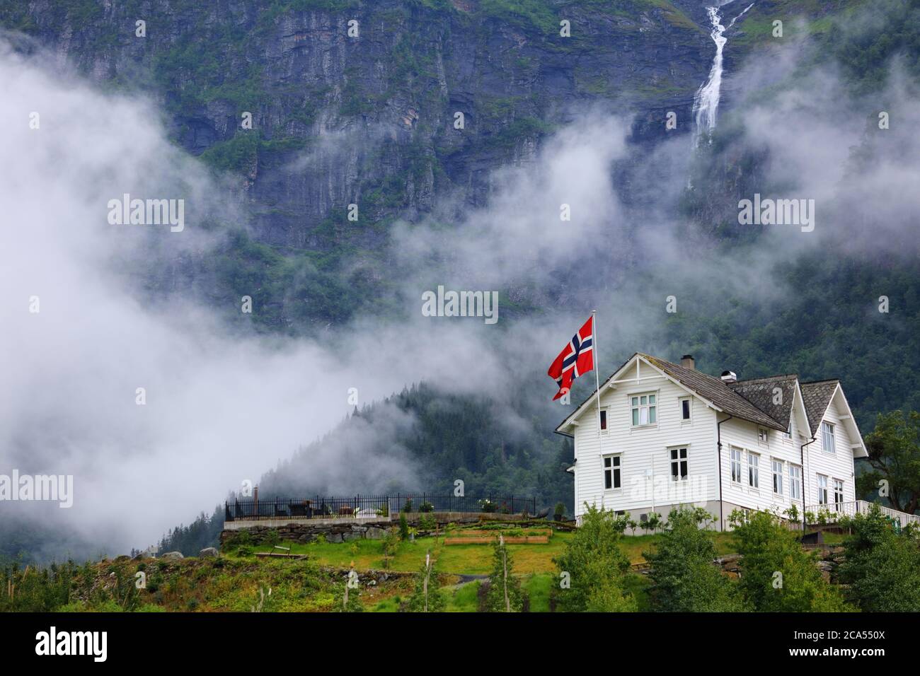 Ville d'Ullensvang en Norvège. Des montagnes brumeuses et une cascade. Paysage norvégien. Banque D'Images