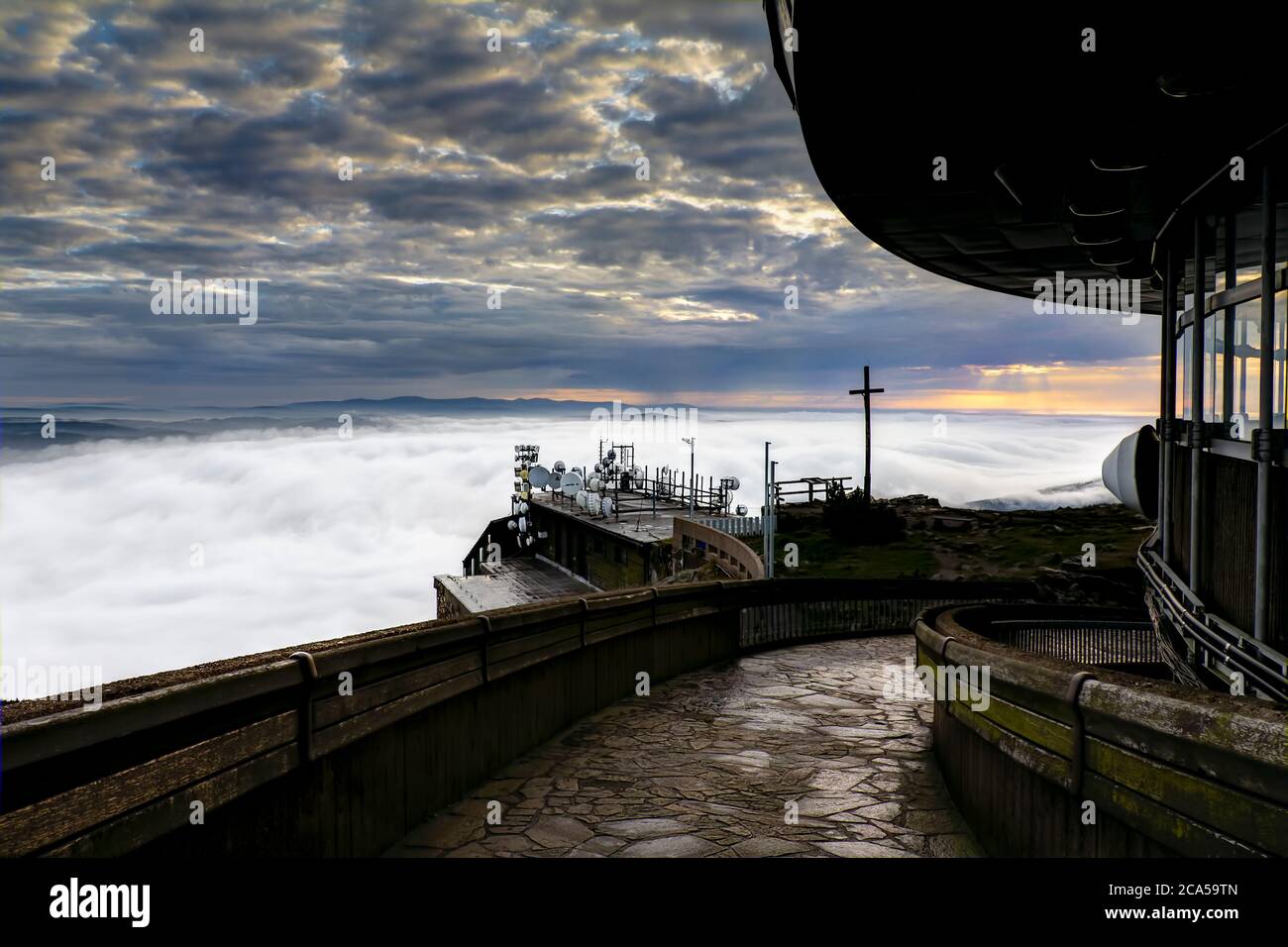 Lever du soleil et inversion à la montagne de Jested près de la ville de Liberec, République Tchèque, neige et hiver et vue sur le funiculaire. Banque D'Images