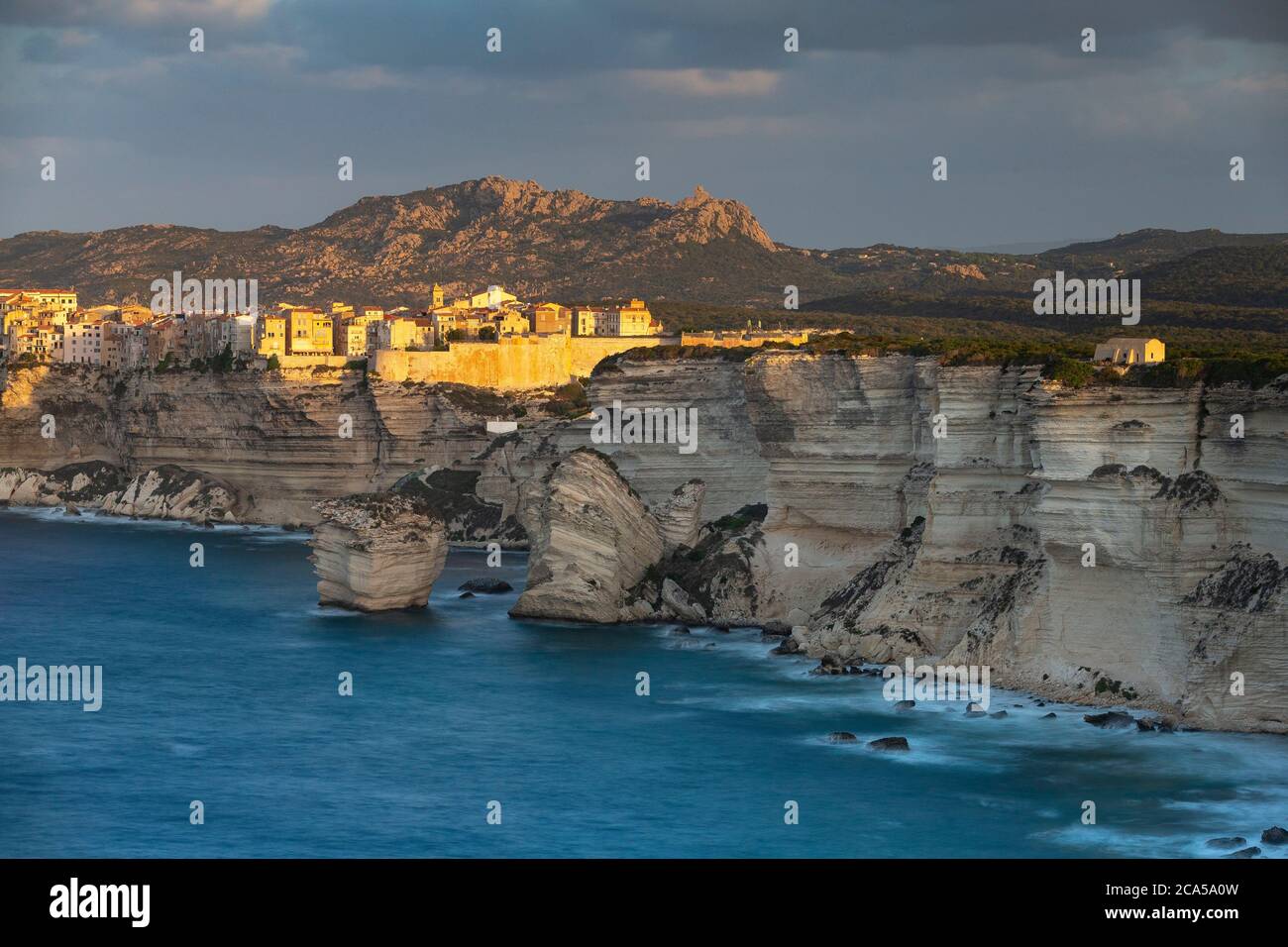 France, Corse-du-Sud, Bonifacio, la ville haute située dans la citadelle est construite sur des falaises calcaires qui surplombent la mer, le grain de sable sous le Th Banque D'Images