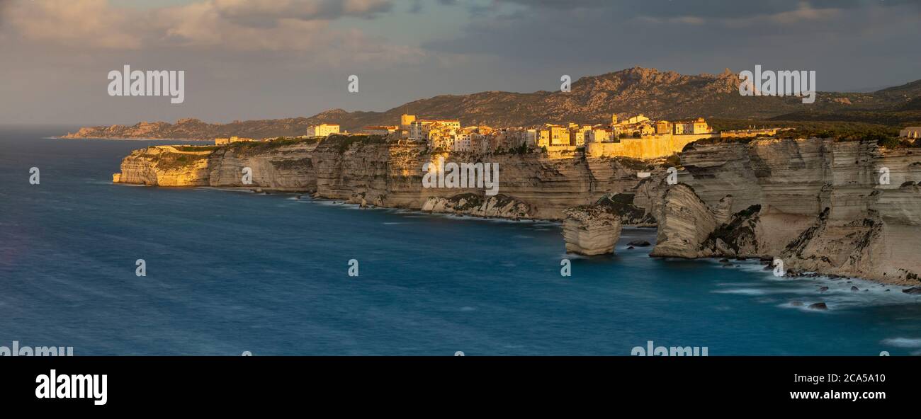 France, Corse-du-Sud, Bonifacio, la ville haute située dans la citadelle est construite sur des falaises calcaires qui surplombent la mer, le grain de sable sous le Th Banque D'Images