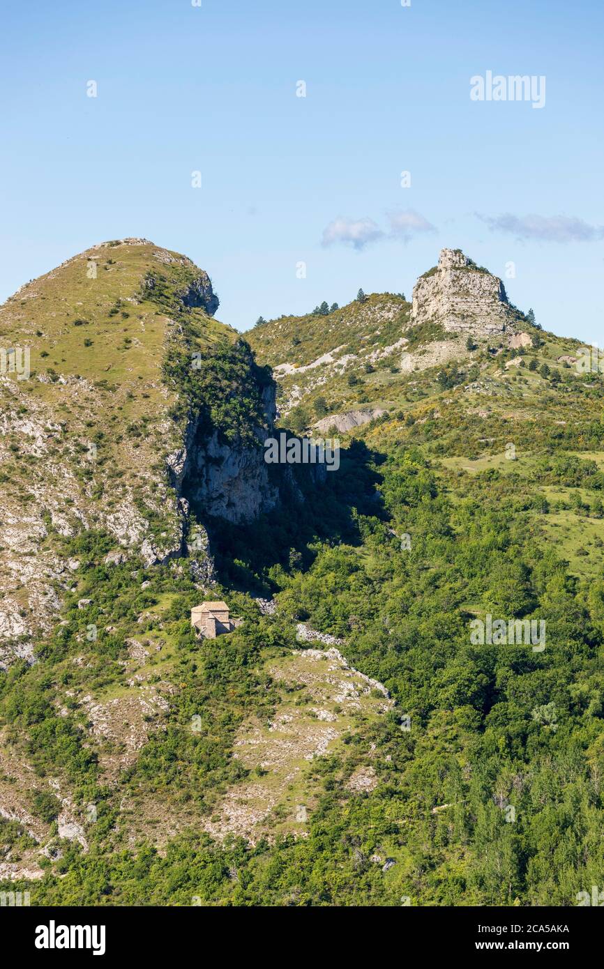 France, Alpes-de-haute-Provence, Réserve géologique naturelle de haute Provence, Saint-Geniez, la chapelle de Dromont construite sur le Rocher de Dromont vu fr Banque D'Images
