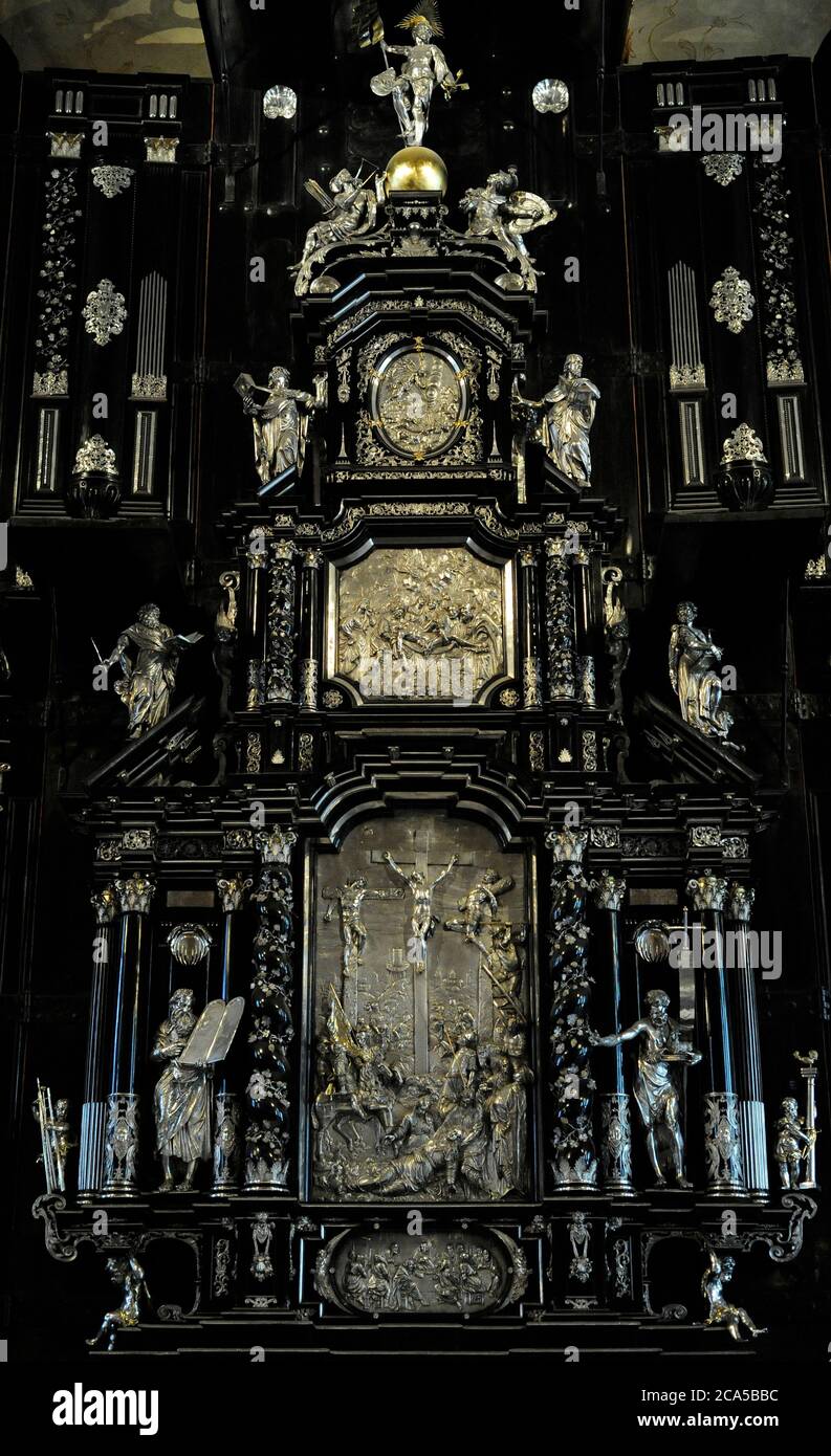 Suède, Stockholm. Storkyrkan (cathédrale Saint-Nicolas). Retable de l'autel principal (1650), par Eustache Erdmuller. Ébène et argent. Détail de la pièce centrale. Il a été donné par Margareta Pedersdotter, veuve de Johan Adler Salvius, en 1652. Banque D'Images