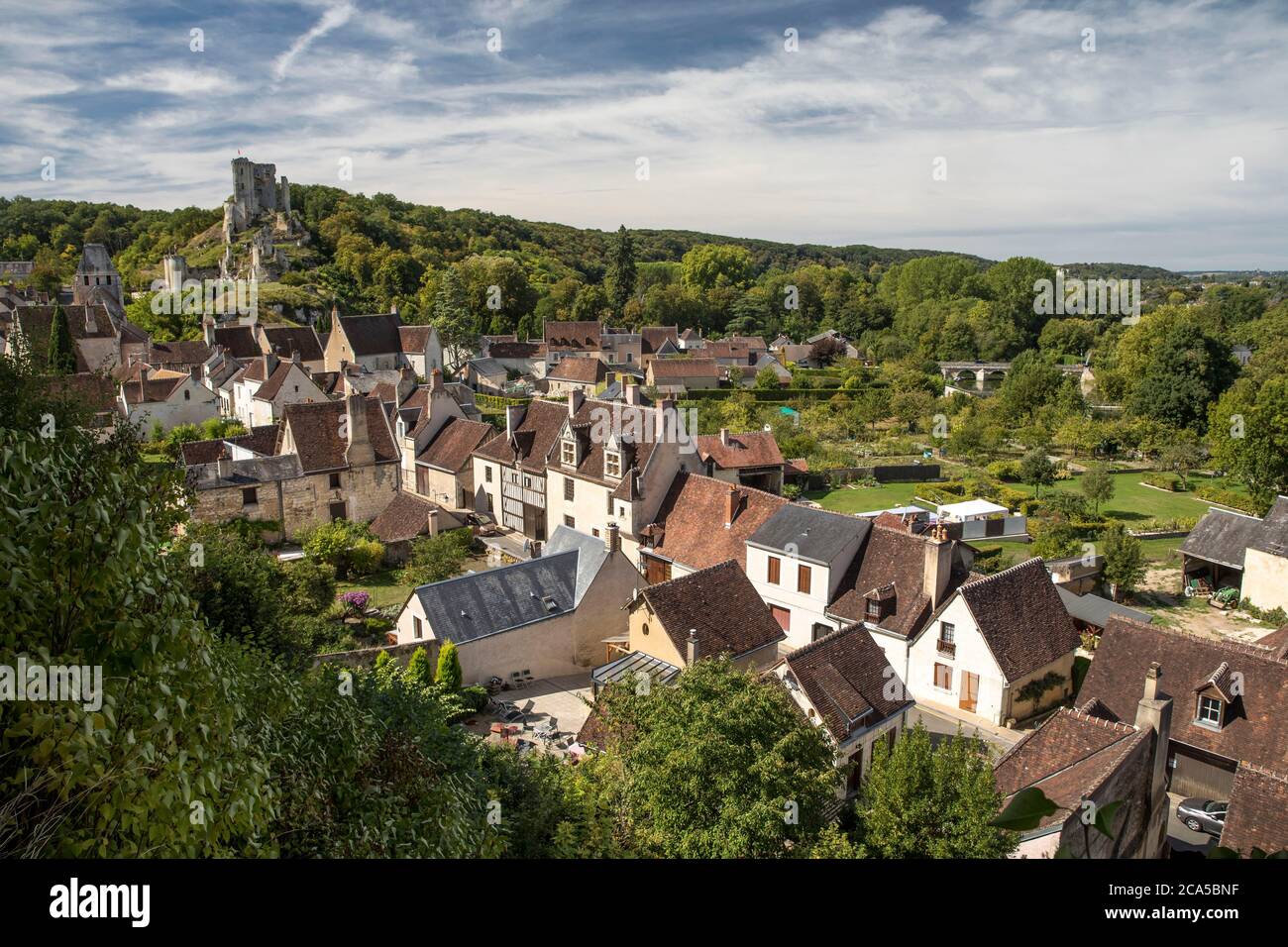 France, Loir et cher, Lavardin, a marqué les plus beaux villages de France, le village et le château en arrière-plan, vue sur la Rotte aux BIQ Banque D'Images