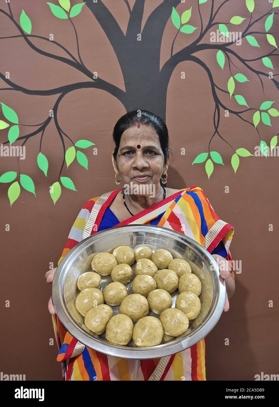 Beawar, Rajasthan, Inde, 4 août 2020: Une femme indienne fait doux 'Laddu' à la veille de la cérémonie révolutionnaire du temple RAM d'Ayodhya, à Beawar. Le Premier ministre indien Narendra Modi et le chef de RSS Mohan Bhagwat doivent assister à la cérémonie, qui se tiendra à Ayodhya le 5 août. Crédit : Sumit Saraswat/Alay Live News Banque D'Images