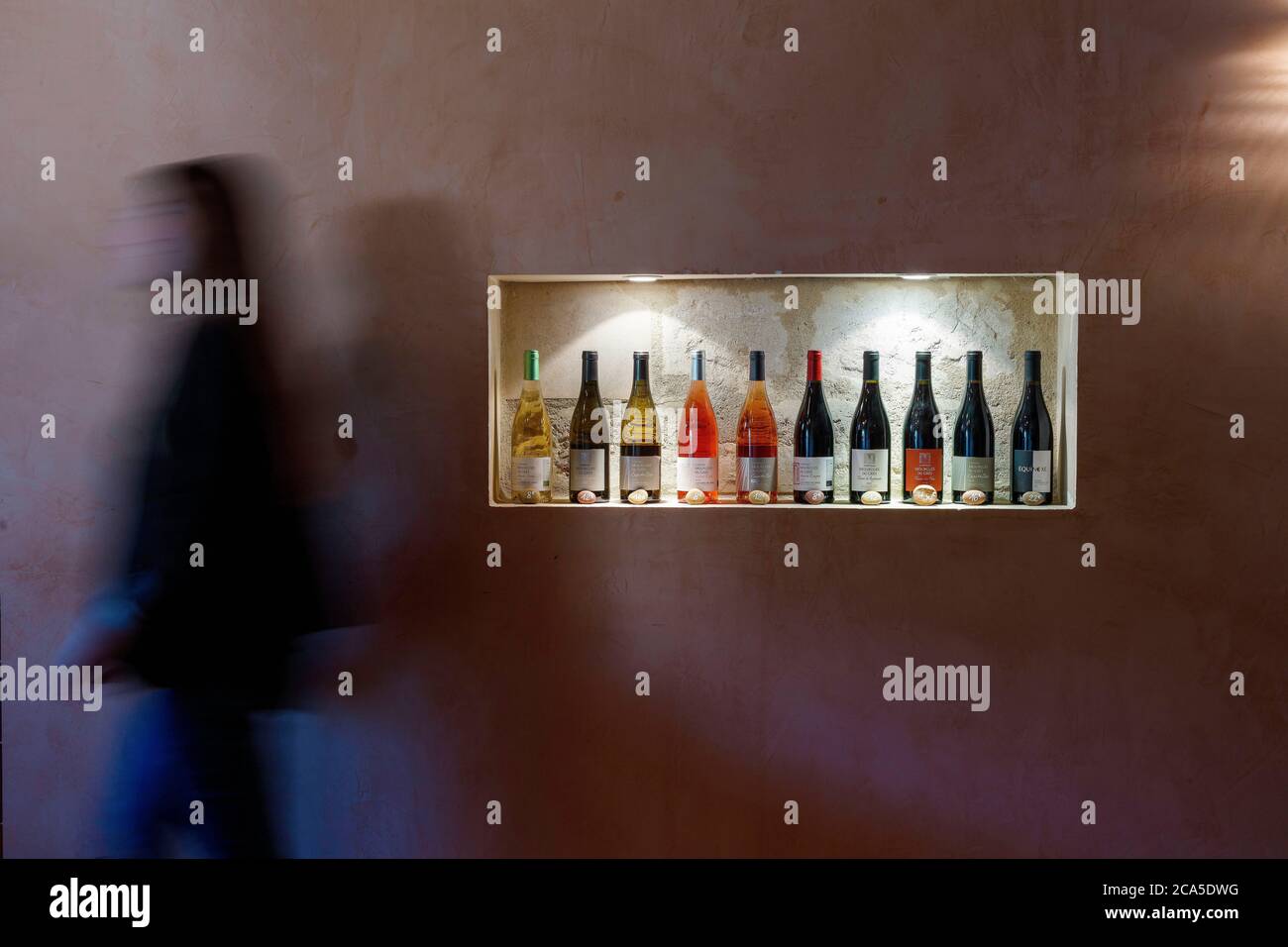 France, Gard (30), Beaucaire, domaine Mourgues du Gres, cave de dégustation de vins, stockage de bouteilles de vin Banque D'Images