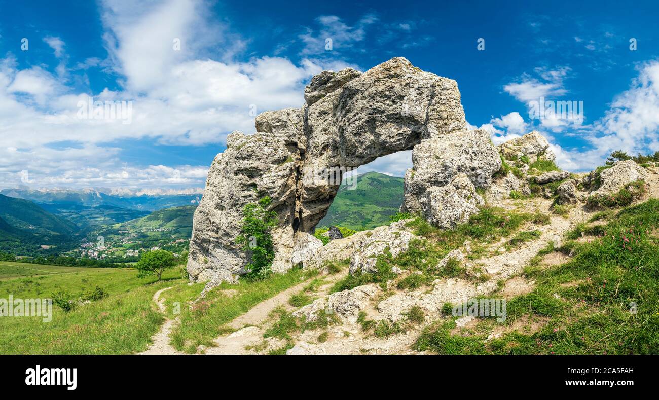 France, Isère, région de la Matheysine (ou plateau matheysin), Pierre-CH?tel, Pierre PERC?e, une arche naturelle sur la colline de Creys (alt: 1220m) Banque D'Images