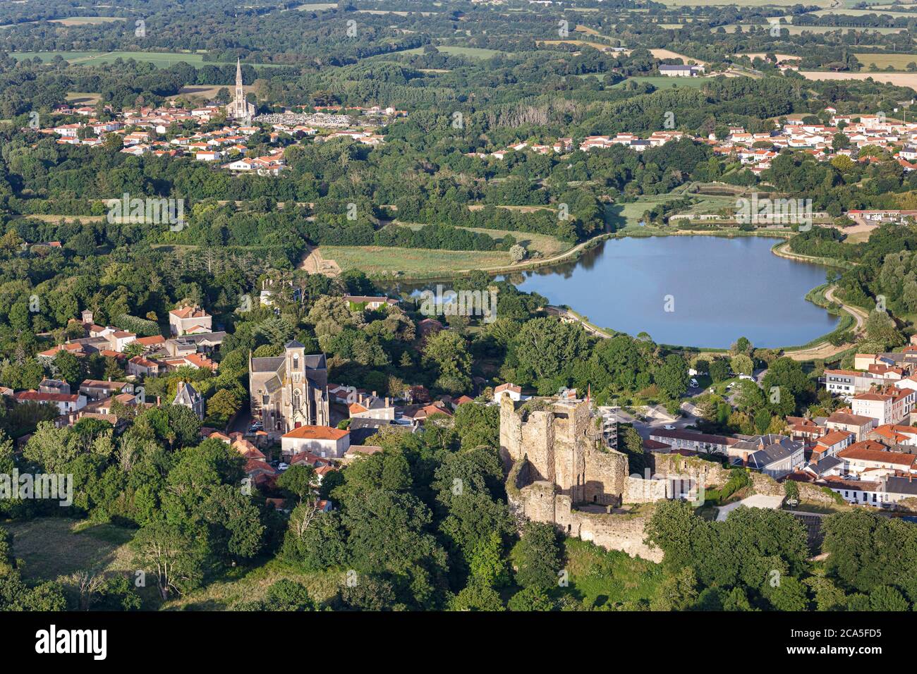 France, Vendée, Talmont Saint Hilaire, le castel, l'église Talmont, l'église St Hilaire et le lac (vue aérienne) Banque D'Images