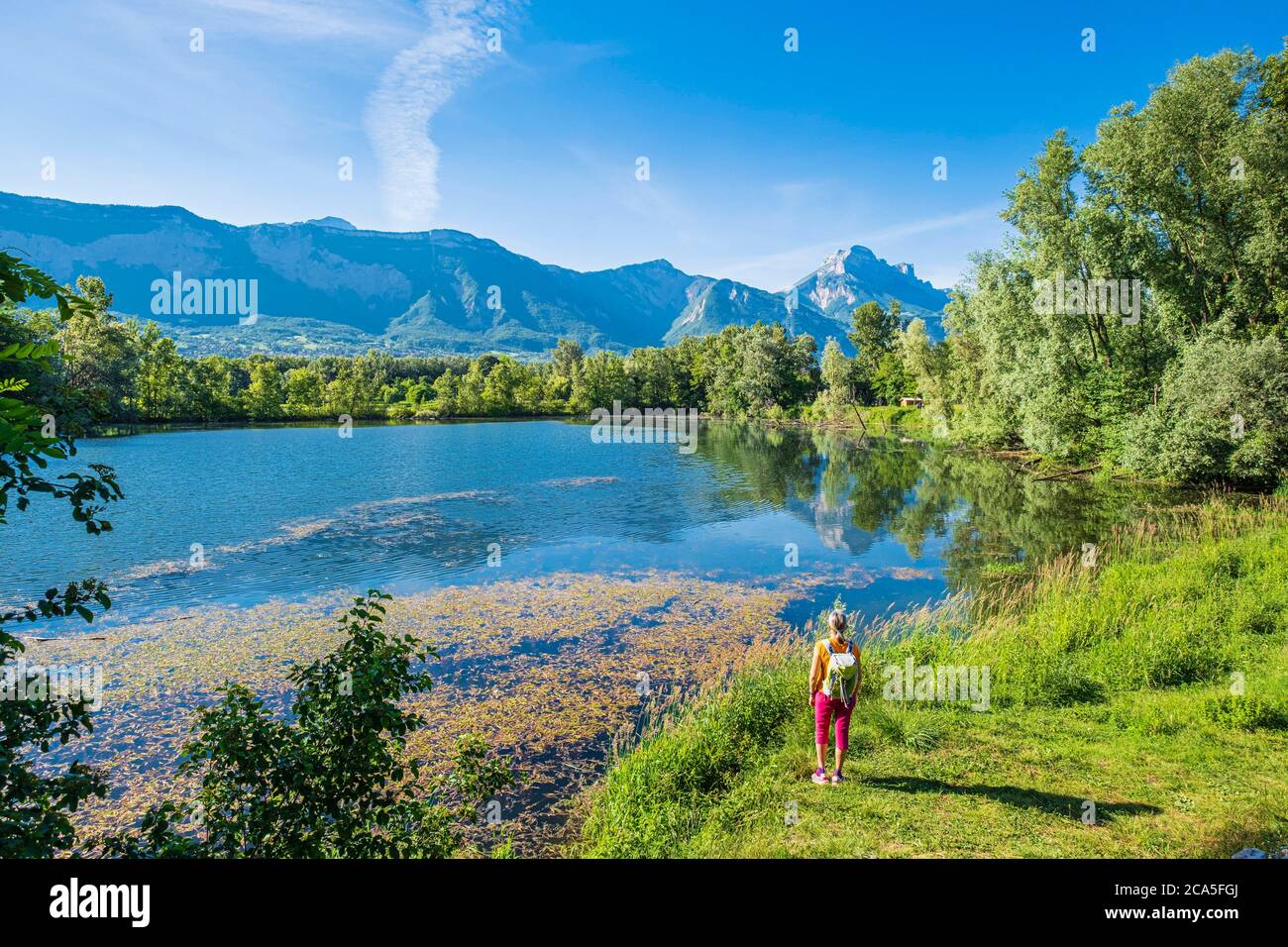 France, Isere, vallée de Gresivaudan, environs de Grenoble, parc de loisirs  Bois Fran?ais, lac Belledonne et massif de la Chartreuse en arrière-plan  Photo Stock - Alamy