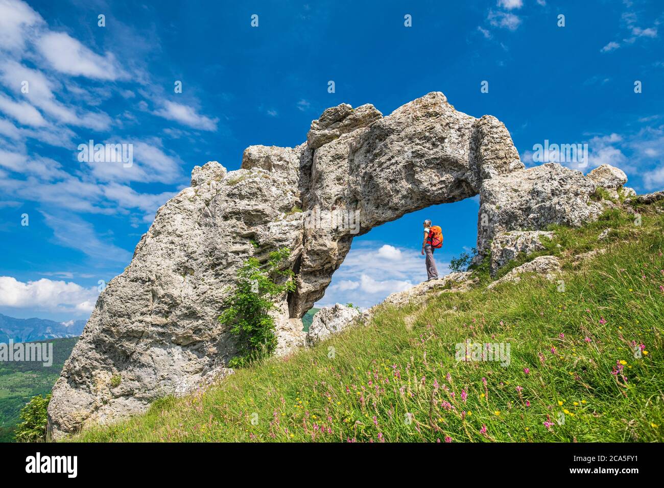France, Isère, région de la Matheysine (ou plateau matheysin), Pierre-CH?tel, randonnée à Pierre PERC?e, une arche naturelle sur la colline de Creys (alt: 1220m) Banque D'Images