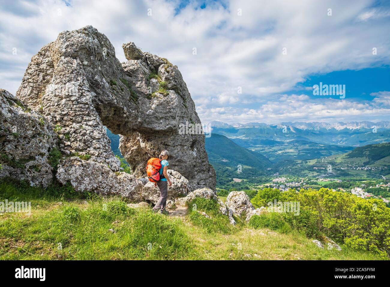 France, Isère, région de la Matheysine (ou plateau matheysin), Pierre-CH?tel, randonnée à Pierre PERC?e, une arche naturelle sur la colline de Creys (alt: 1220m) Banque D'Images