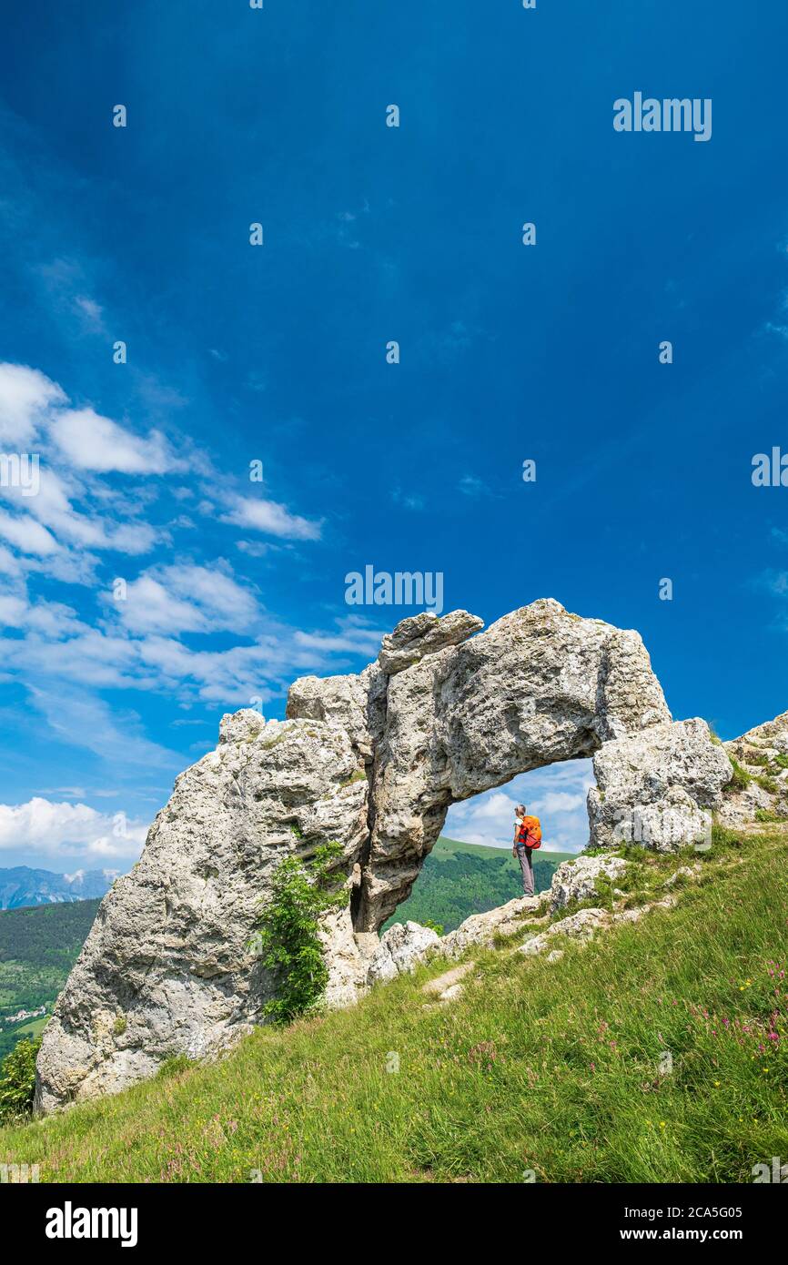 France, Isère, région de la Matheysine (ou plateau matheysin), Pierre-CH?tel, randonnée à Pierre PERC?e, une arche naturelle sur la colline de Creys (alt: 1220m) Banque D'Images