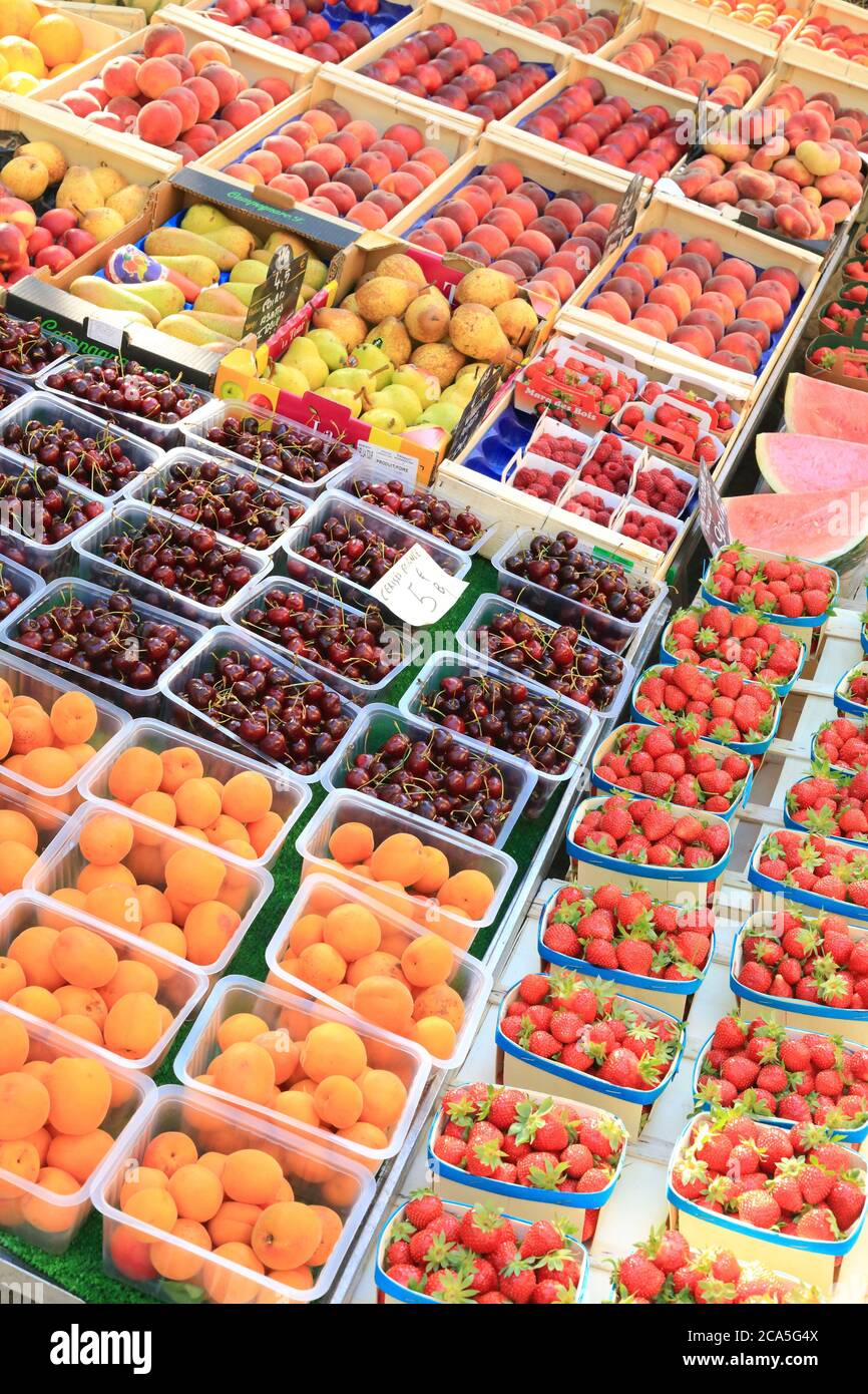 France, Var, Dracenie, Draguignan, place du marché, coupe de fruits de saison Banque D'Images