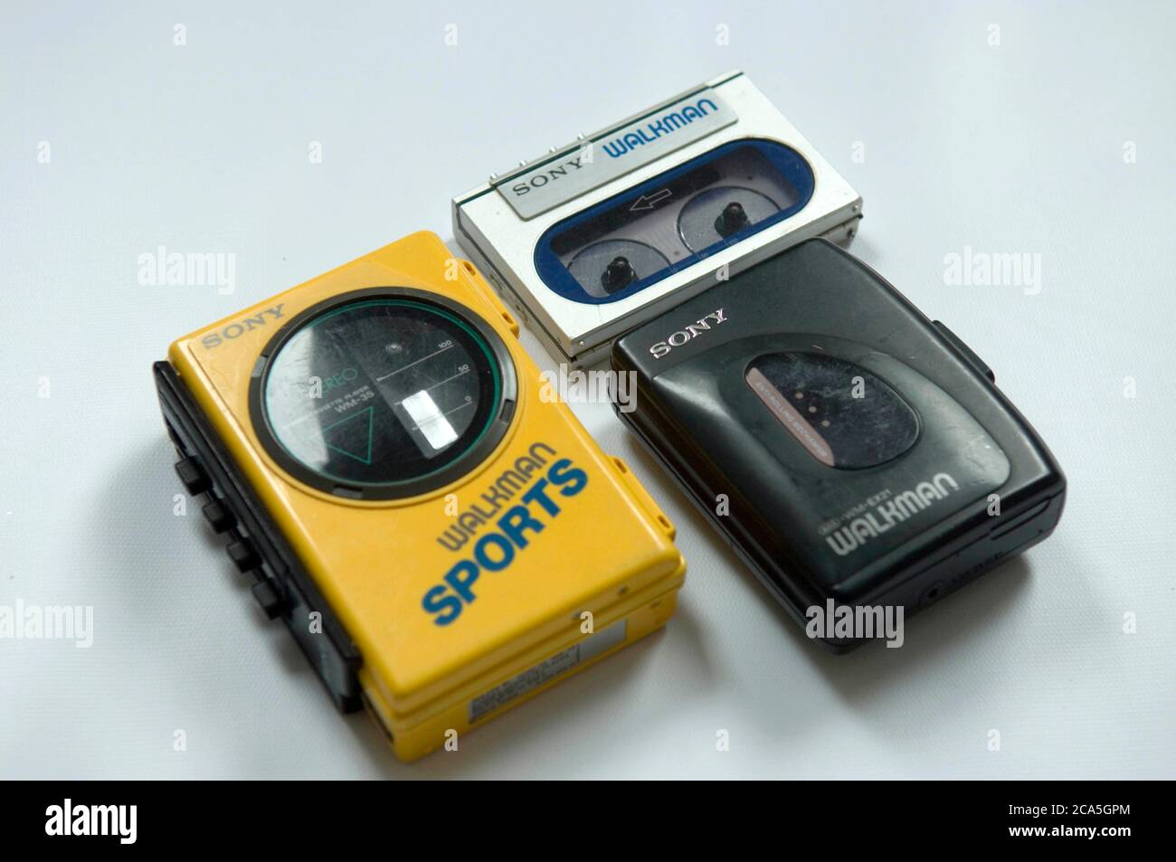 Différents modèles de lecteur de cassettes portable WALKMAN ® Sony emblématique. Banque D'Images