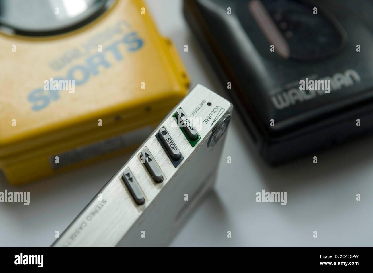 Différents modèles de lecteur de cassettes portable WALKMAN ® Sony emblématique. Banque D'Images