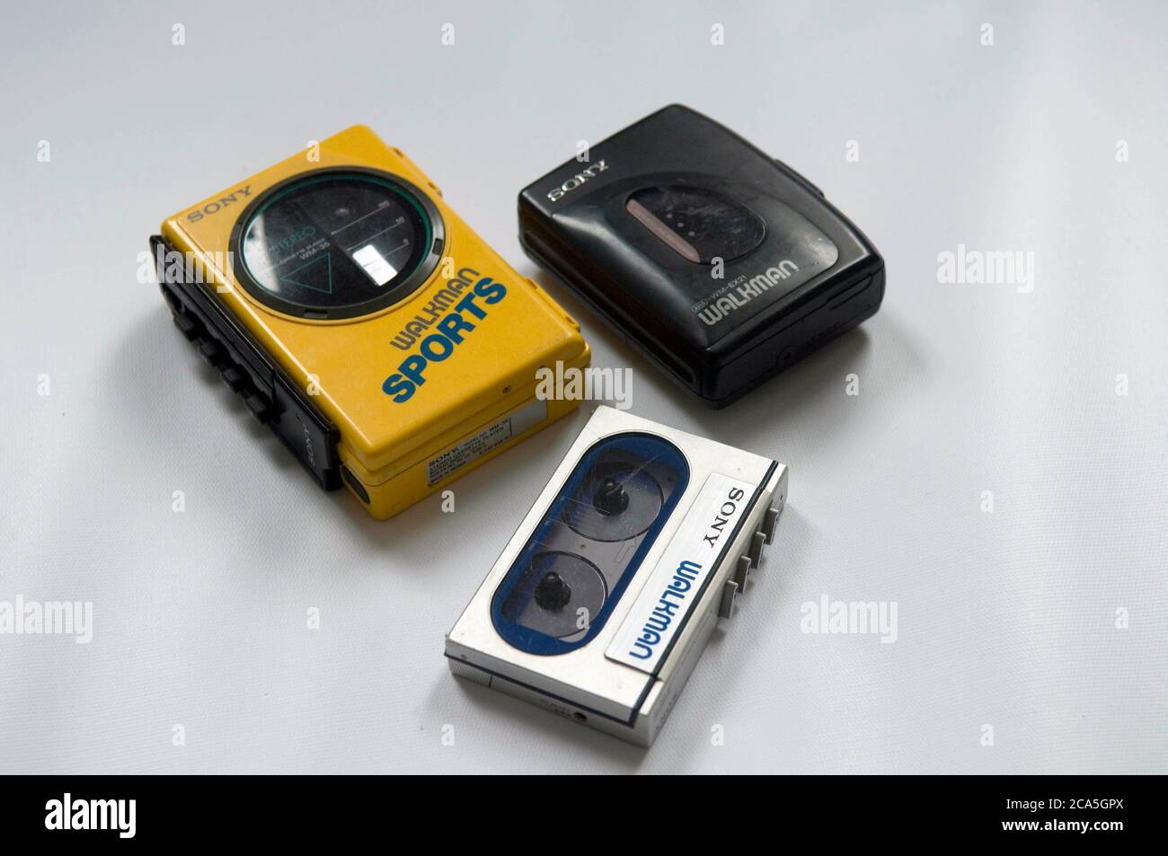 Différents modèles de lecteur de cassettes portable WALKMAN ® Sony emblématique. Banque D'Images